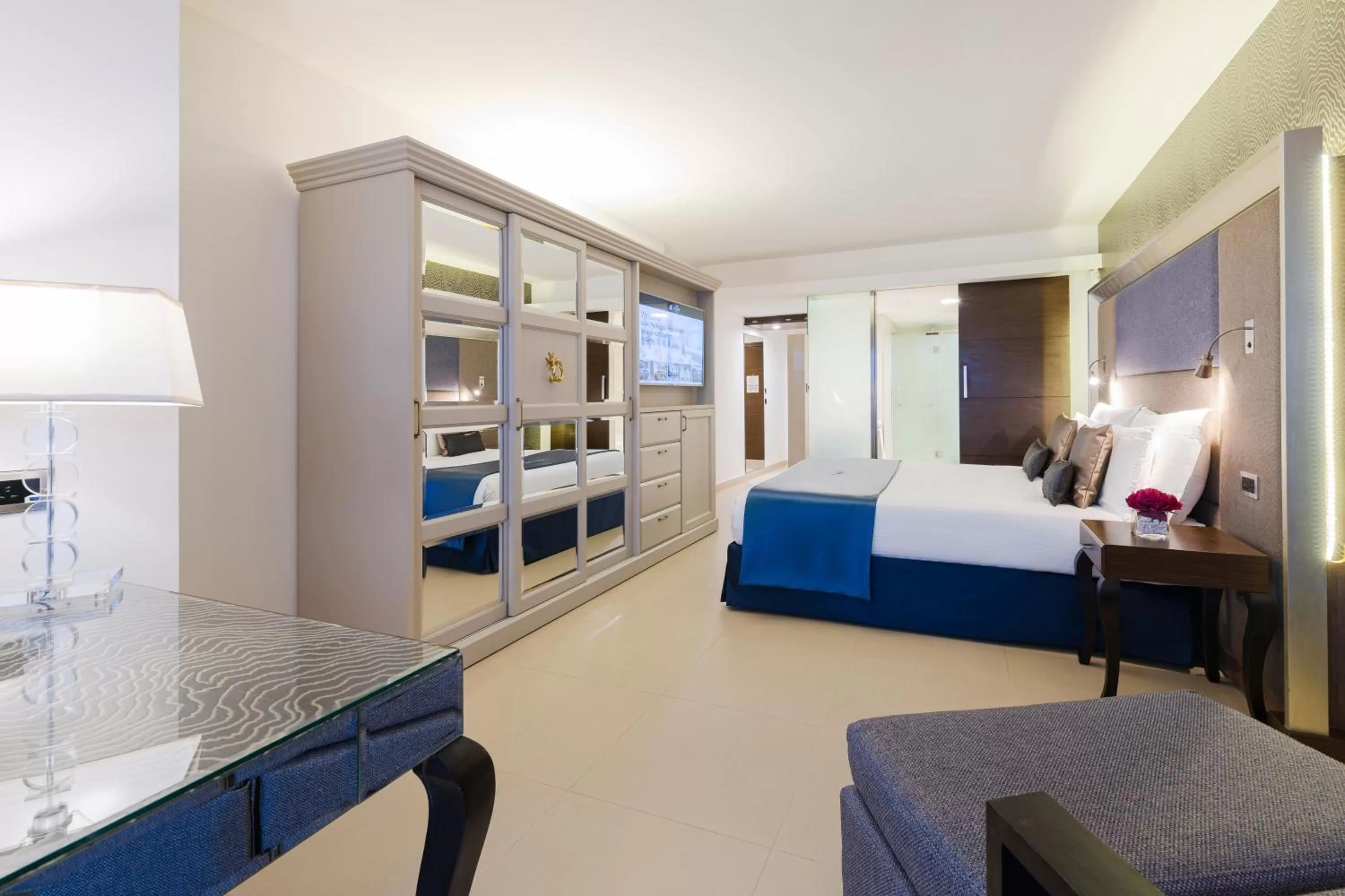 Photo of the whole room, Bed in AX The Palace