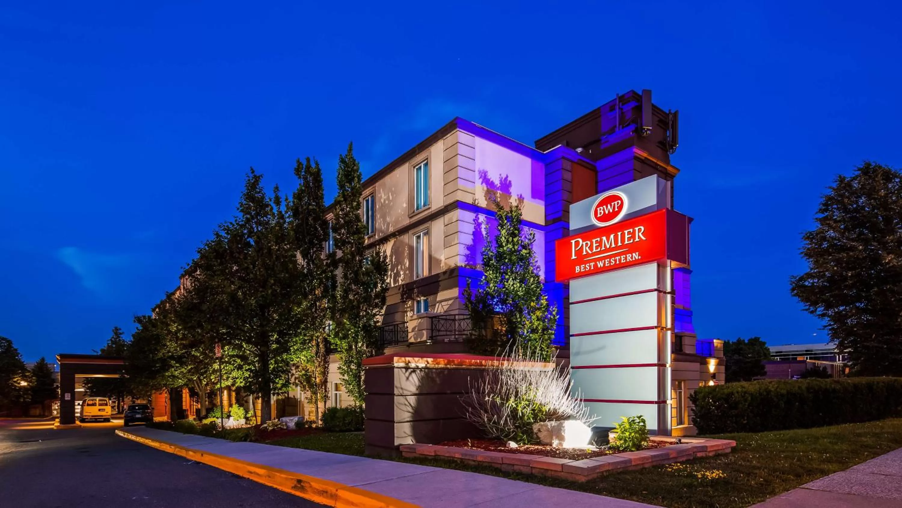 Property building in Best Western Premier Toronto Airport Carlingview Hotel