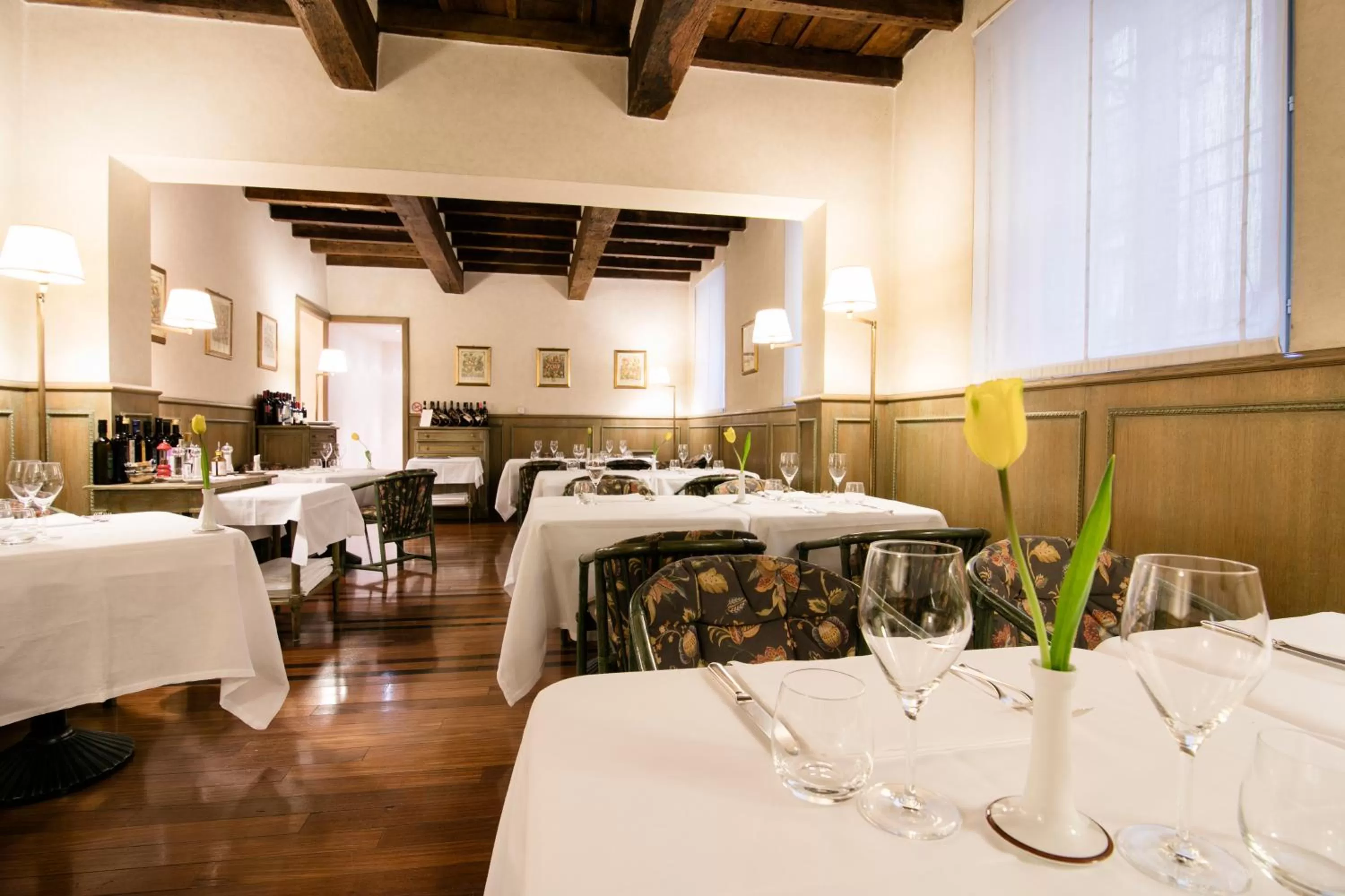 Restaurant/places to eat in Albergo Delle Notarie