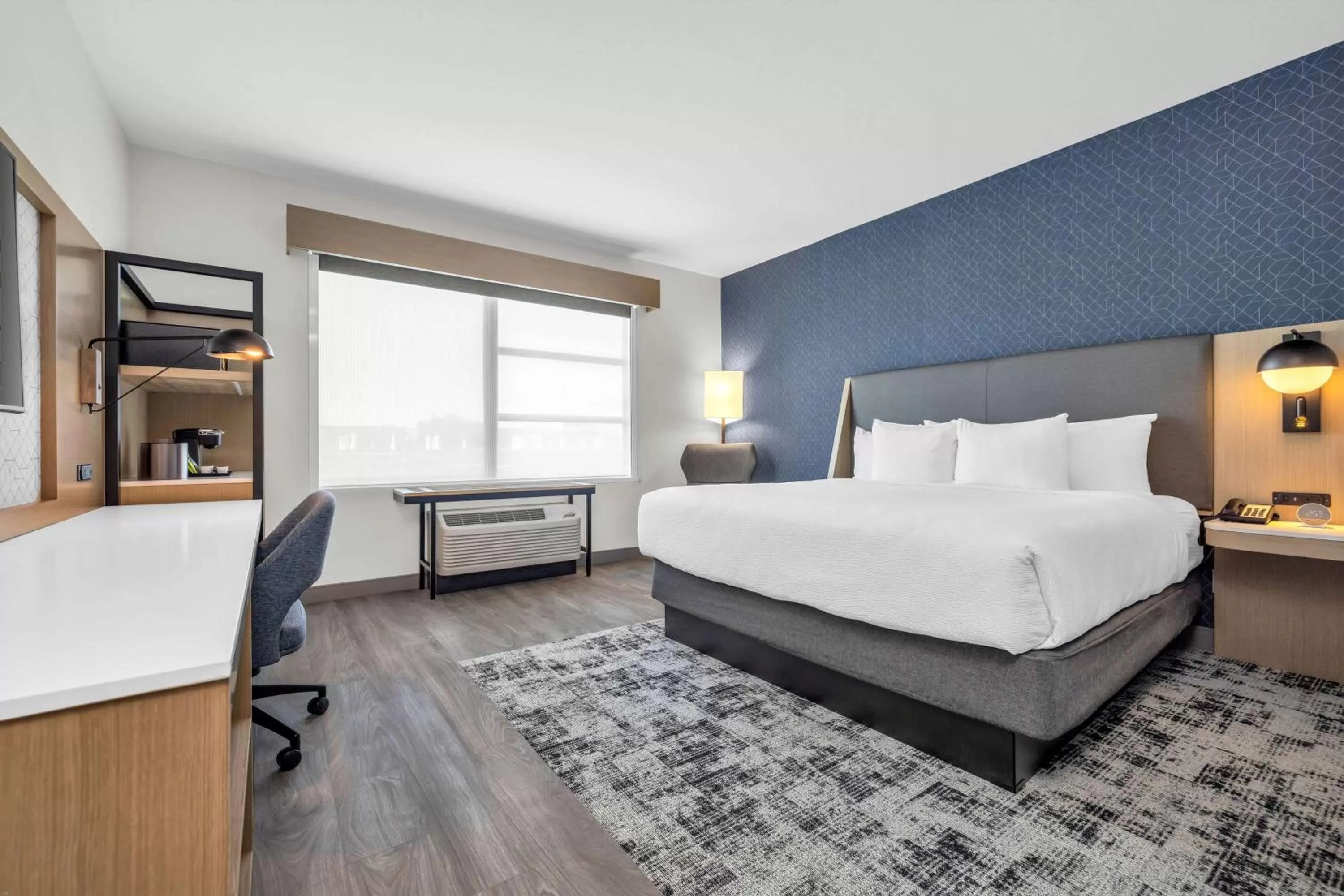Photo of the whole room, Bed in La Quinta Inn & Suites by Wyndham San Jose Airport-Downtown