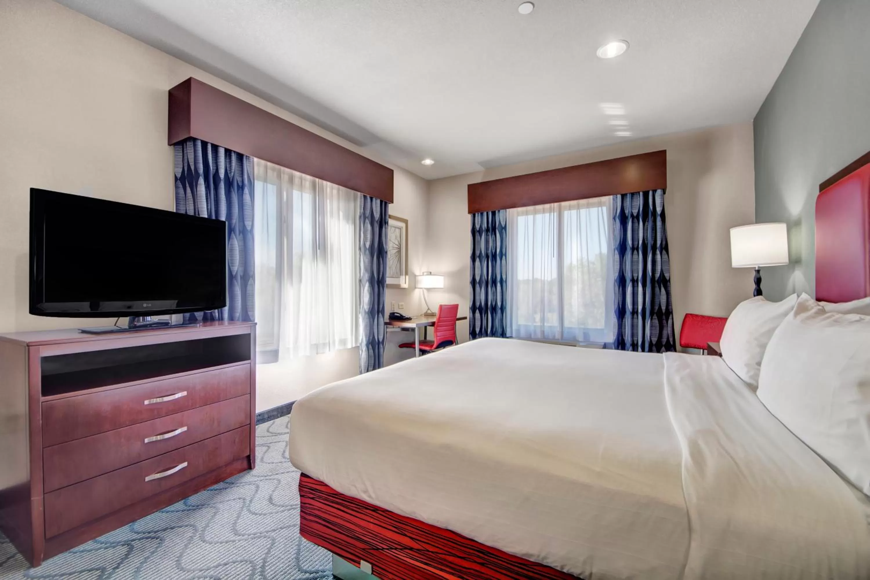 Photo of the whole room, Bed in Holiday Inn Express and Suites Oklahoma City North by IHG