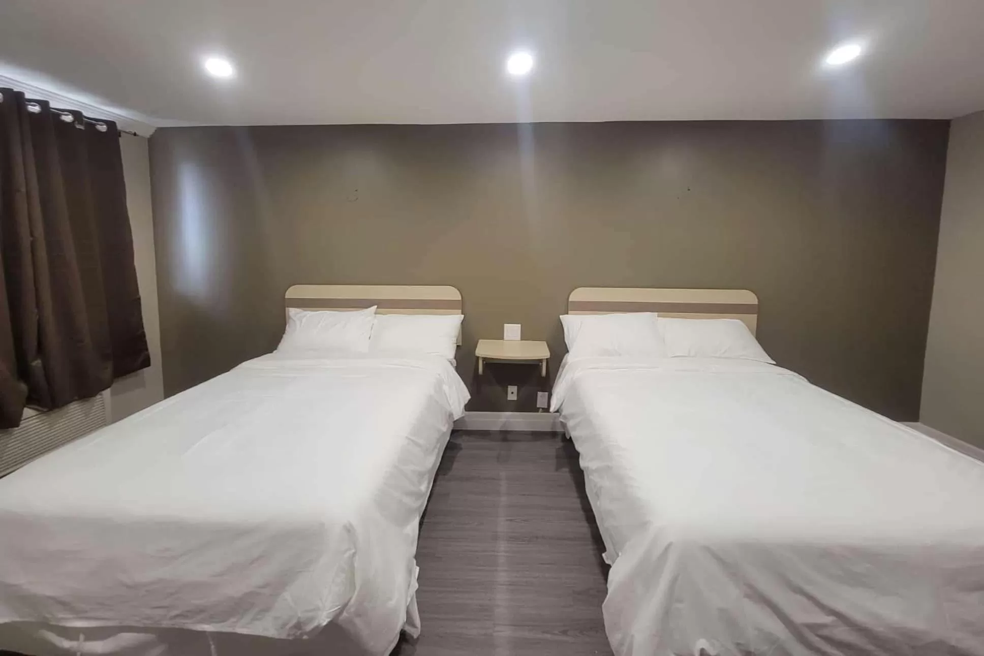 Photo of the whole room in Super 8 by Wyndham Niagara Falls ON