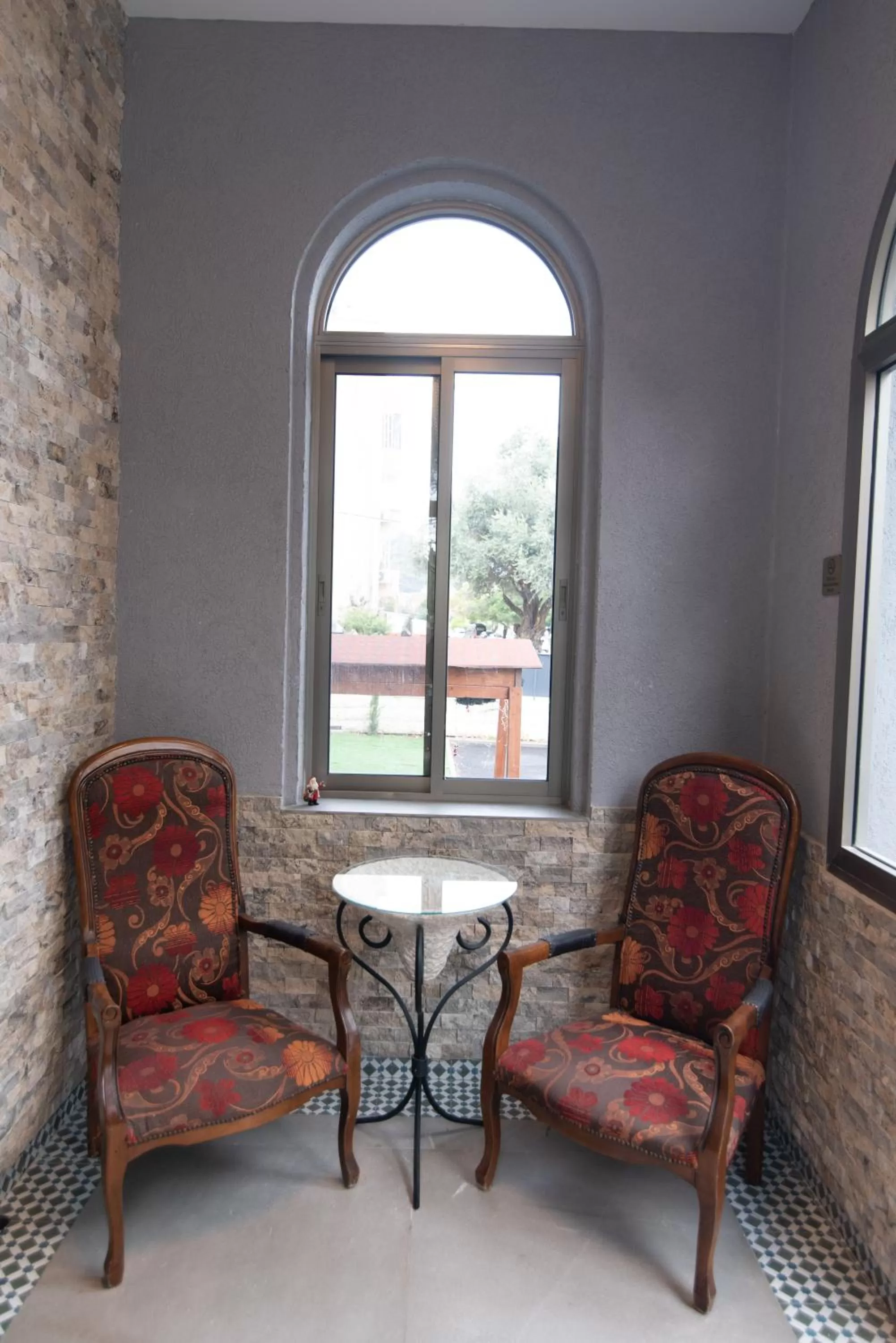 Seating area in King's bed - Stay Royal and Stylish Bahai's Garden