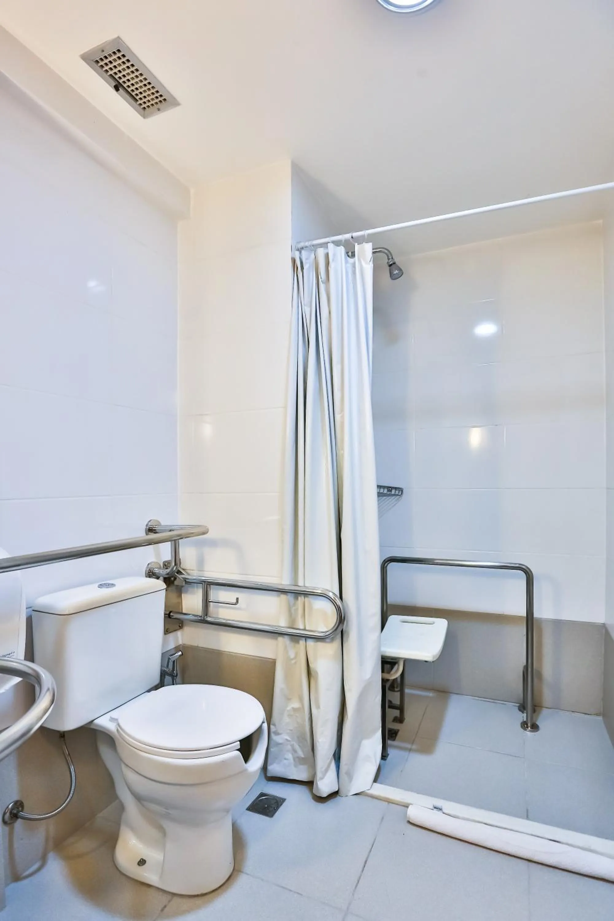 Photo of the whole room in San Diego Express Barro Preto