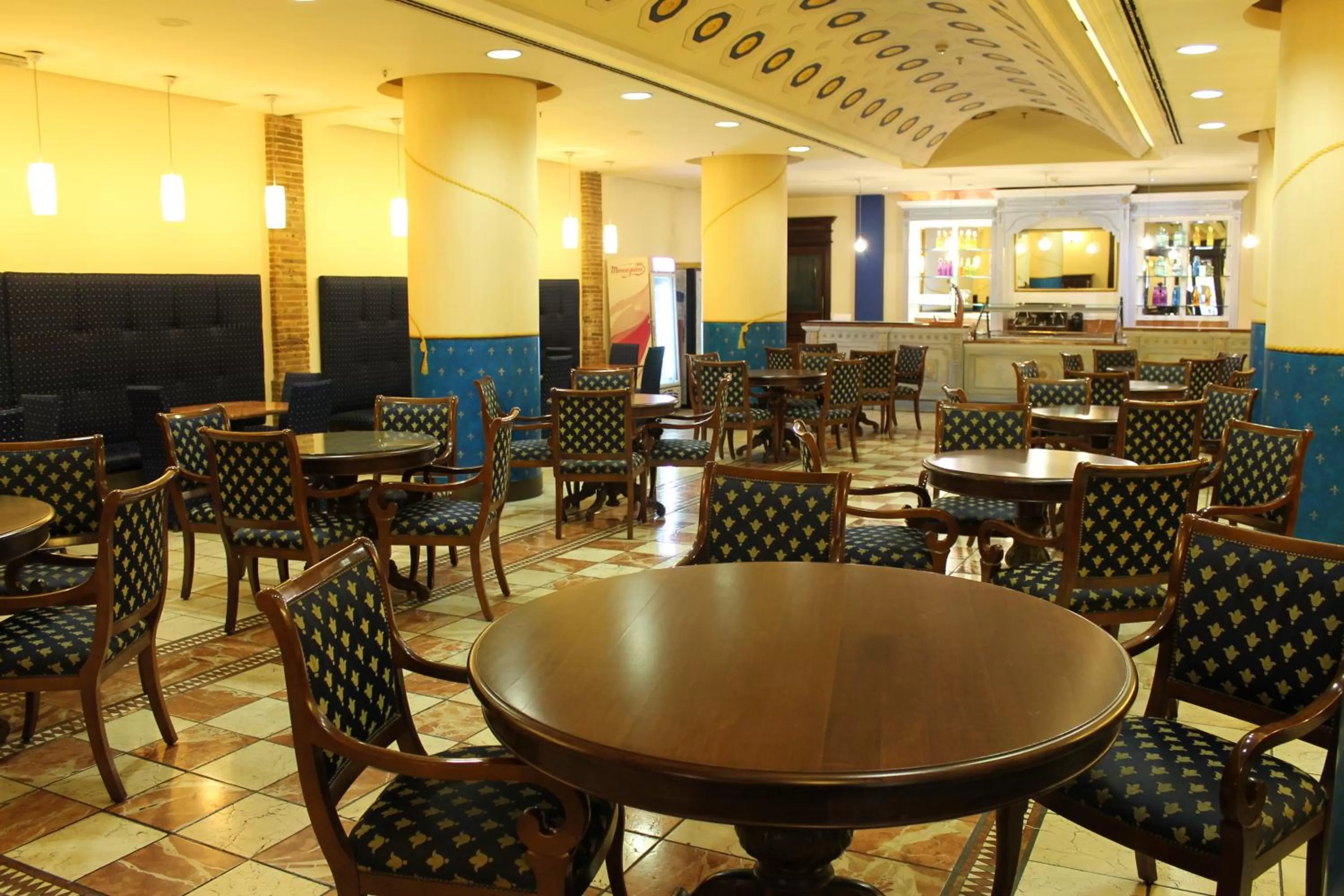 Restaurant/places to eat in Ramblas Hotel