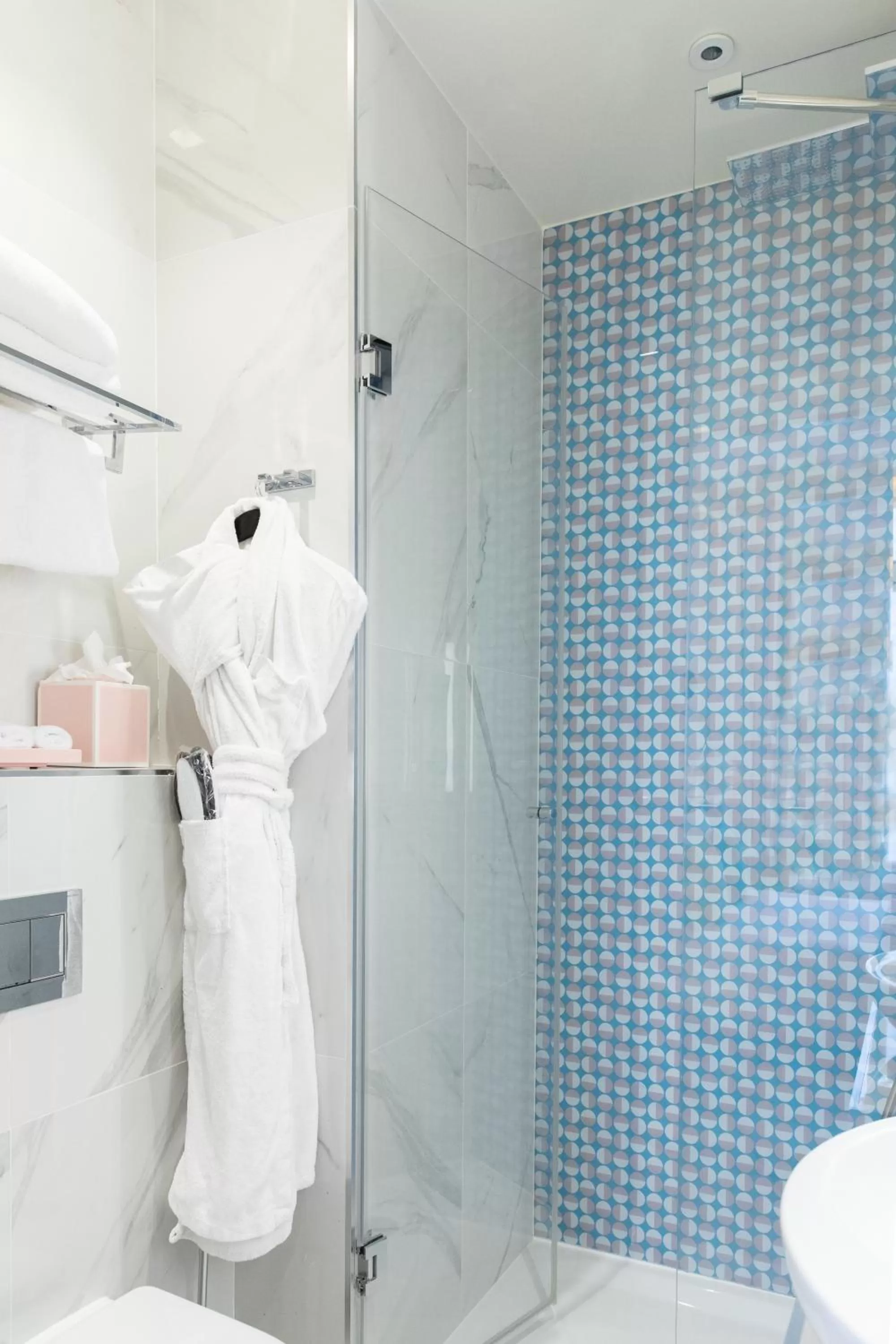 Toilet in Hôtel Dress Code