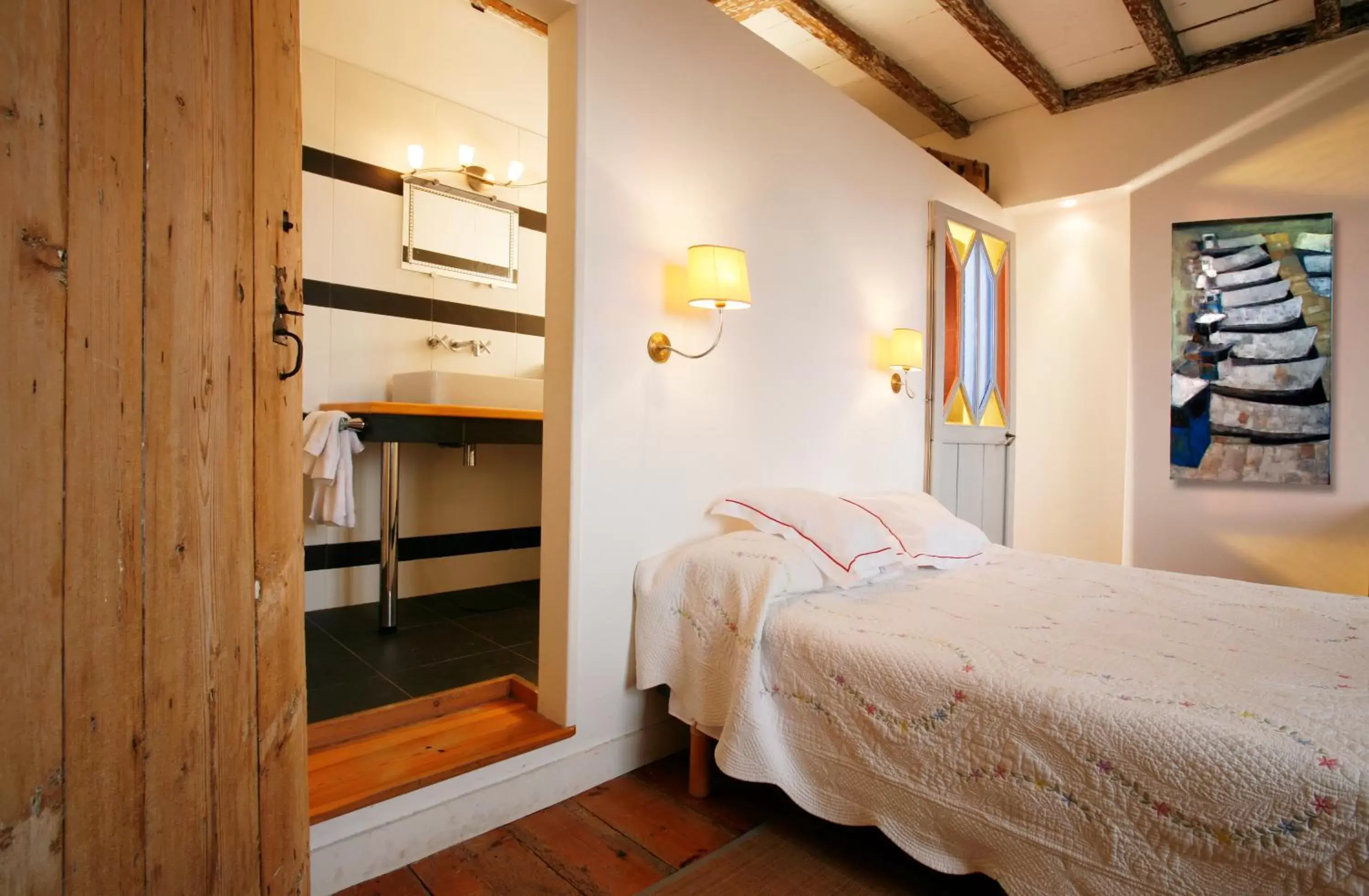 Double Room in La Porte Rouge - The Red Door Inn Double Room in La Porte Rouge - The Red Door Inn