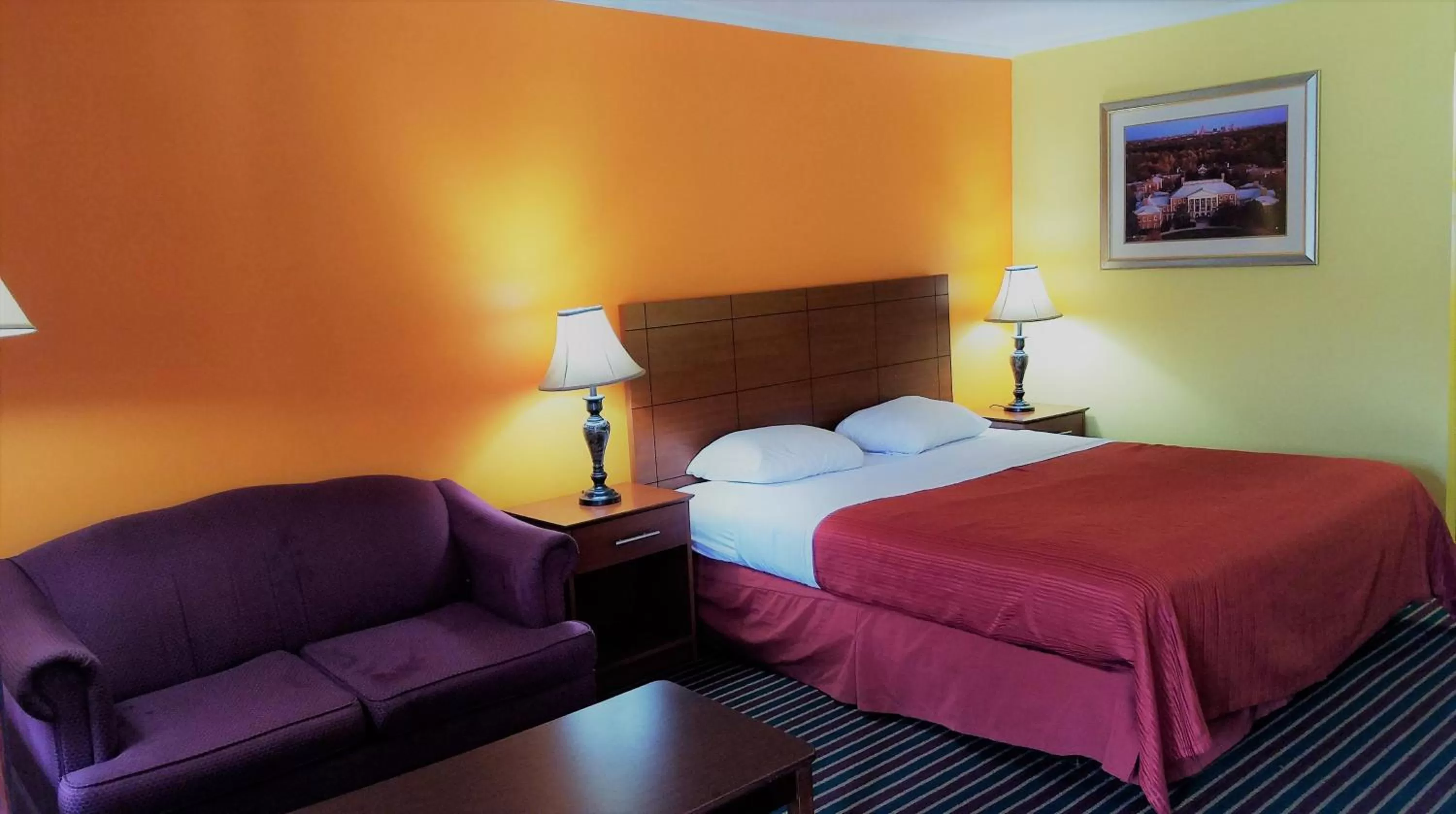 Bed in Roadway Inn Troy