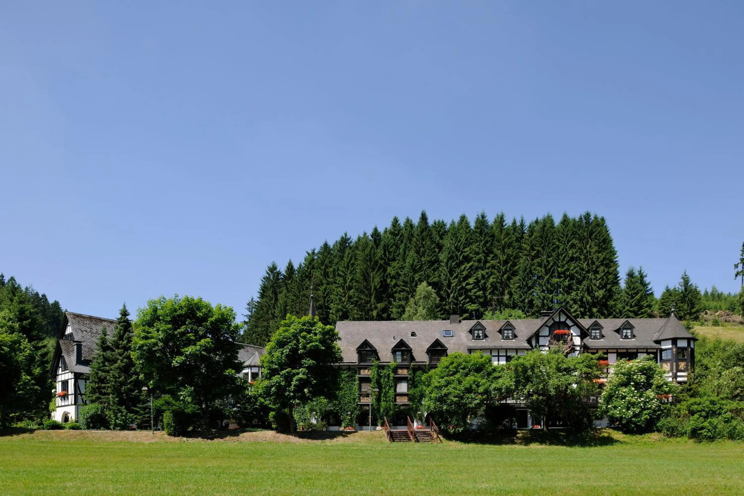 Property building in Relais & Châteaux Jagdhof Glashütte