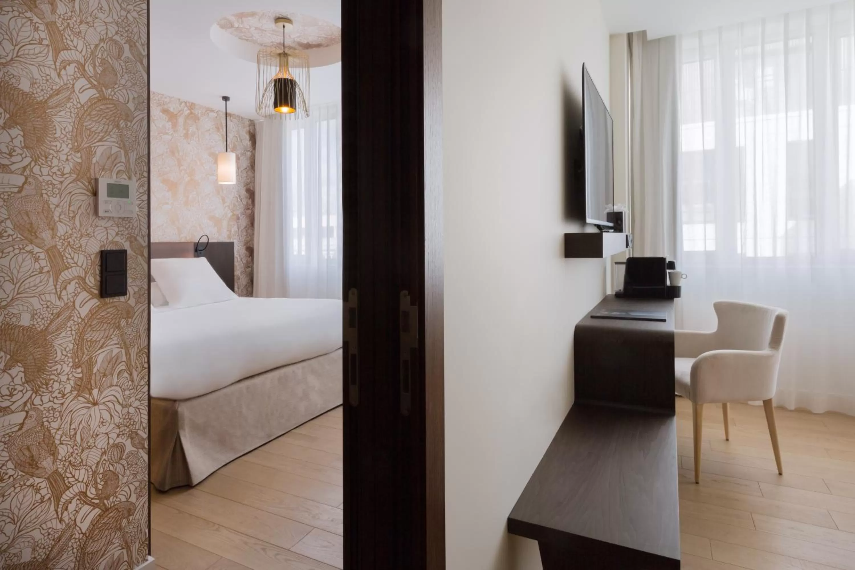 Photo of the whole room, Bed in Hotel L'Arbre Voyageur - LILLE