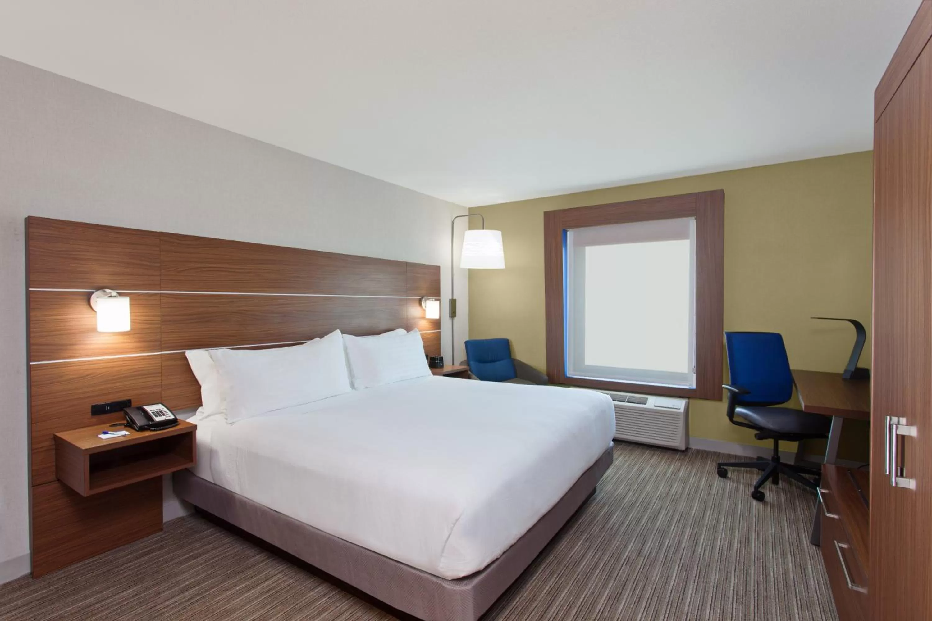 Photo of the whole room, Bed in Holiday Inn Express West Los Angeles by IHG