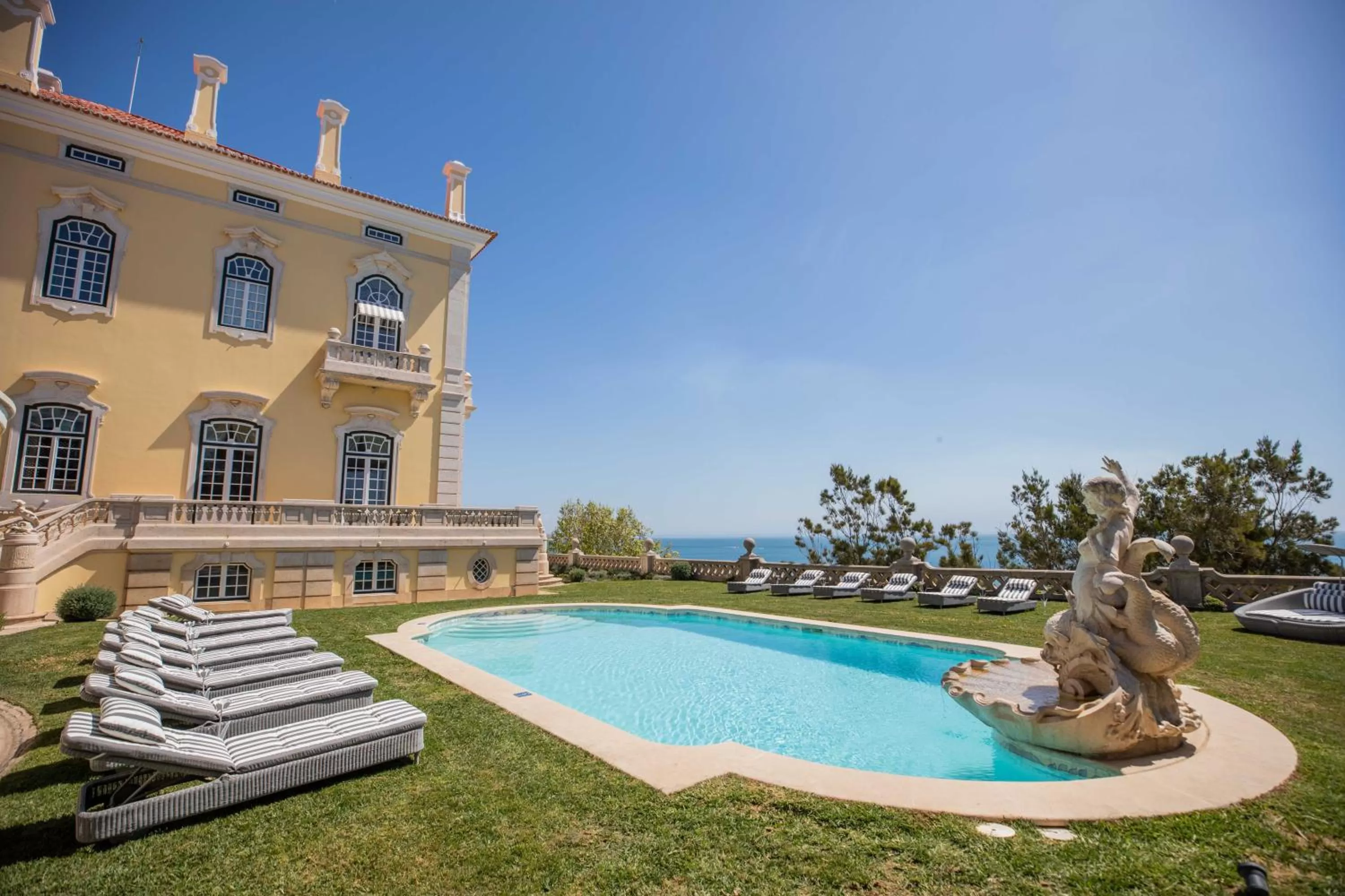 Swimming pool in Estoril Vintage Hotel