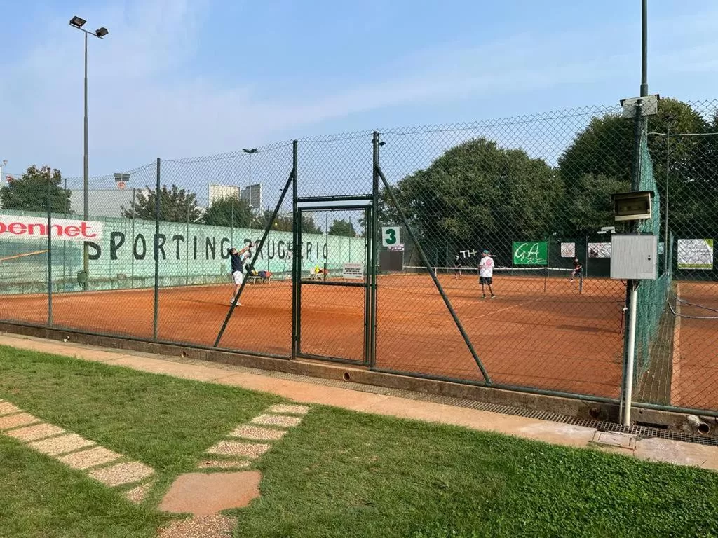 Tennis court in Hotel Sporting Brugherio