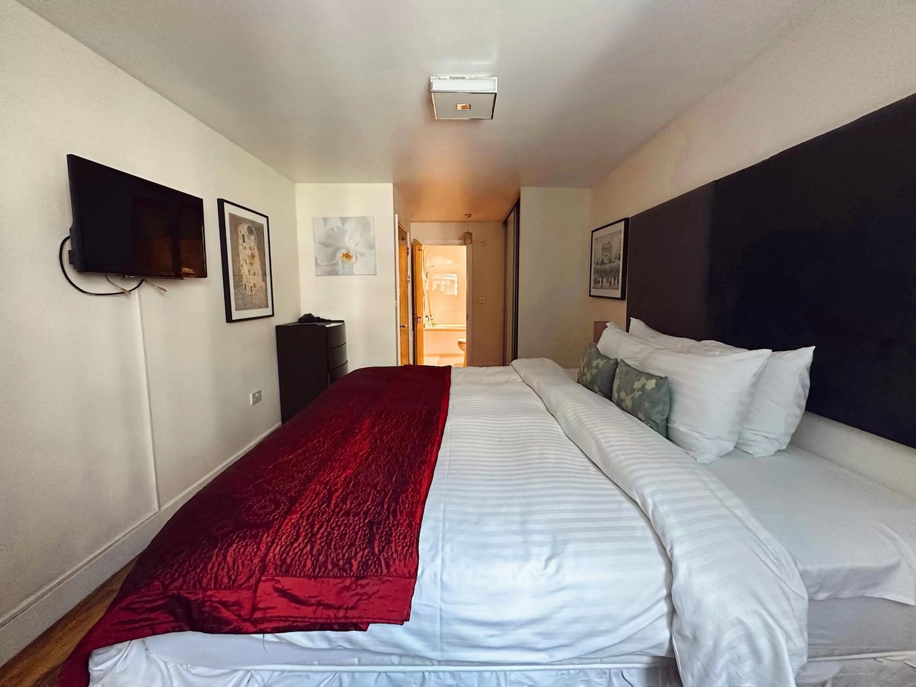 Bed in Canary Wharf - Luxury Apartments