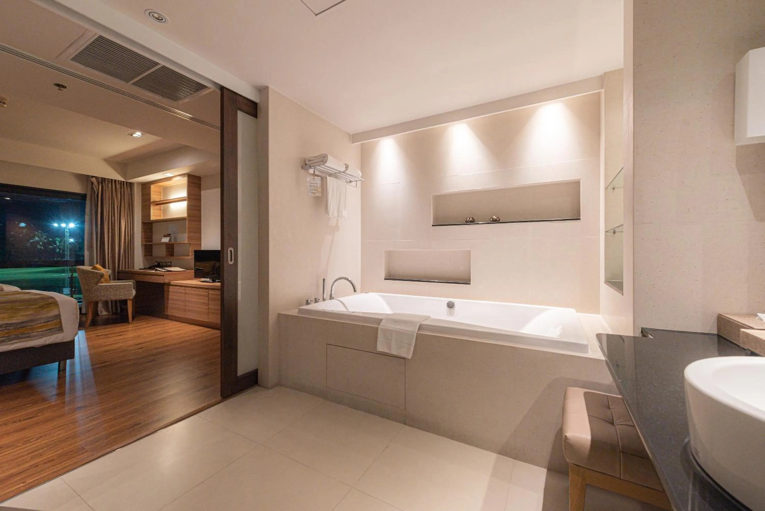Bathroom, Bed in Summit Windmill Golf Suite Hotel at Suvarnabhumi