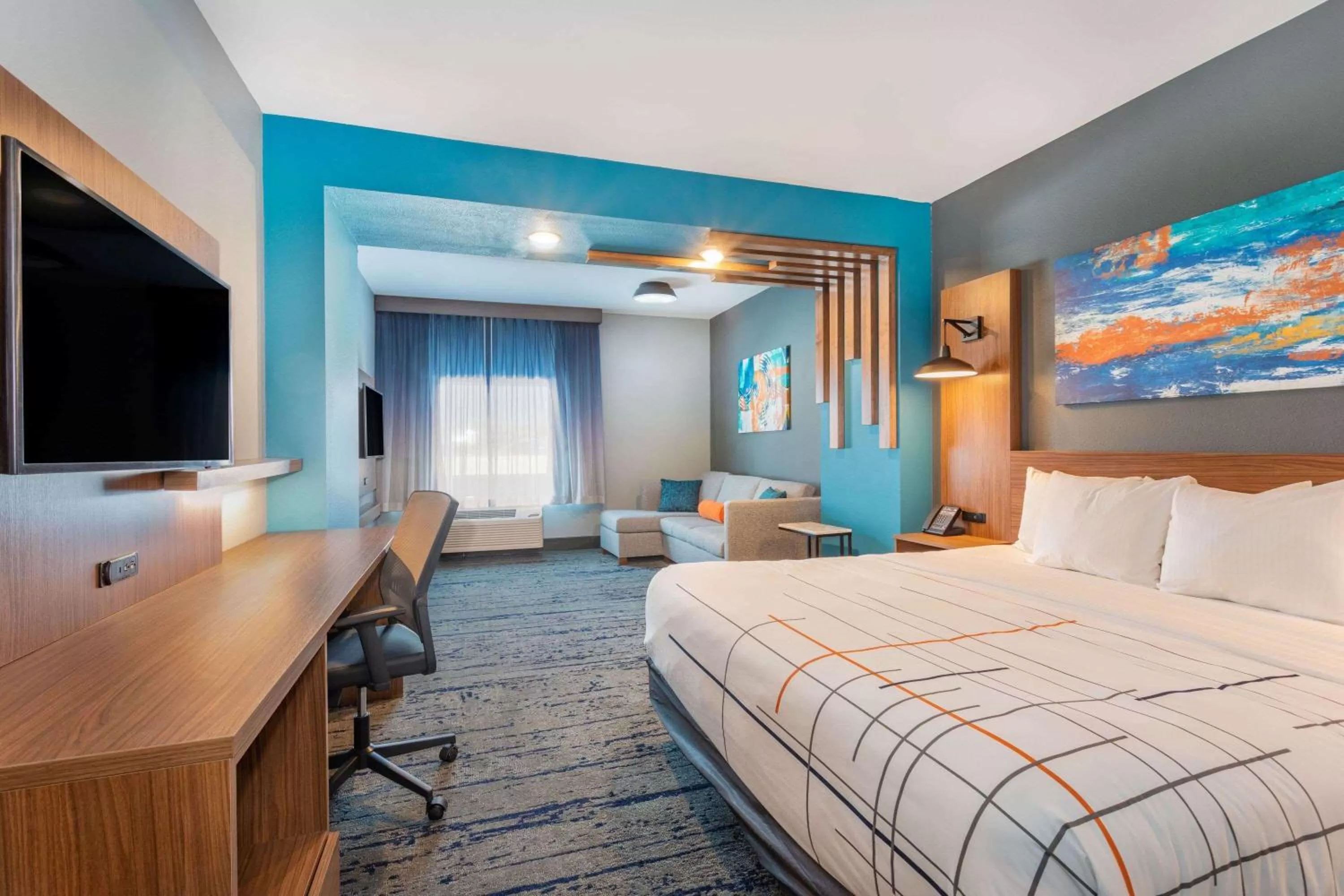 Photo of the whole room, Bed in La Quinta Inn & Suites Limon by Wyndham