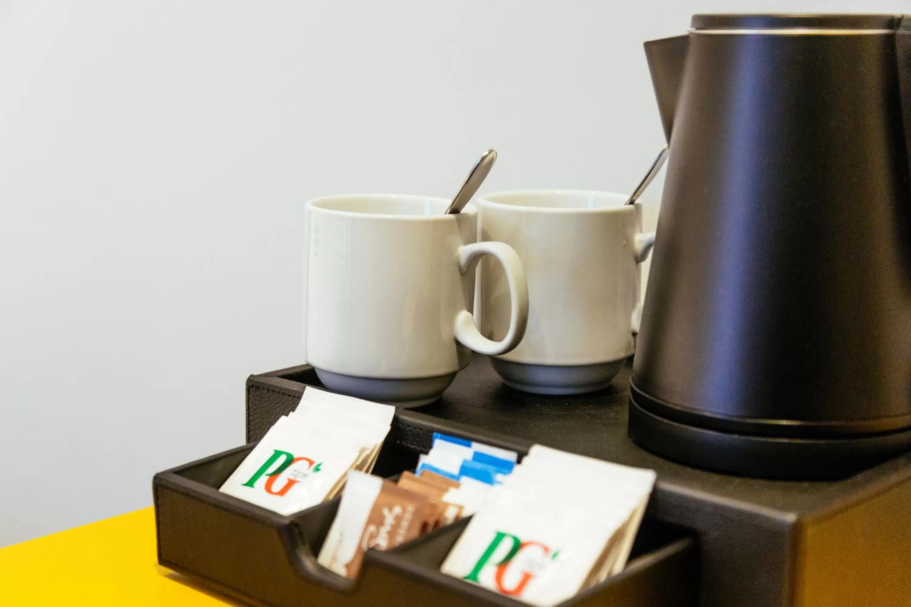 Coffee/tea facilities in Oliver Plaza Hotel