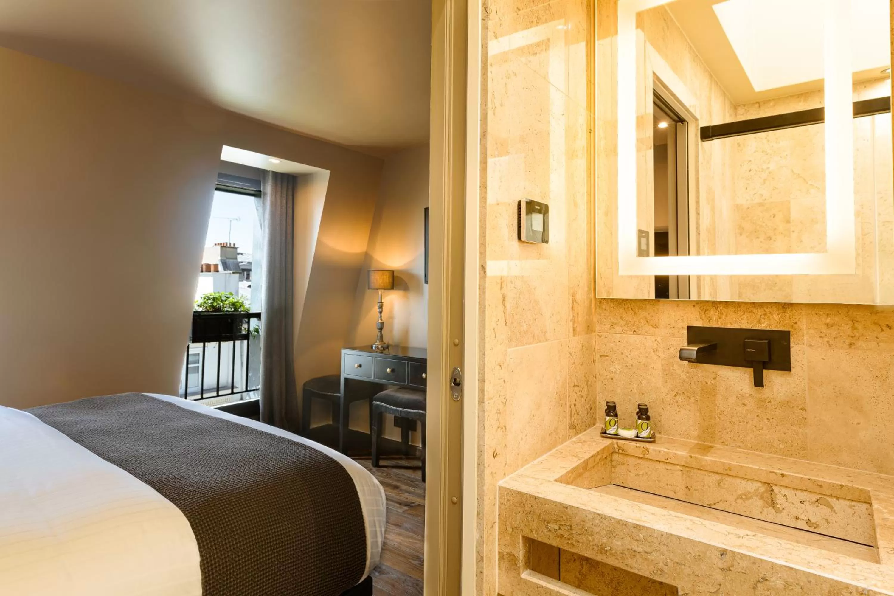 Bathroom, Bed in B Montmartre