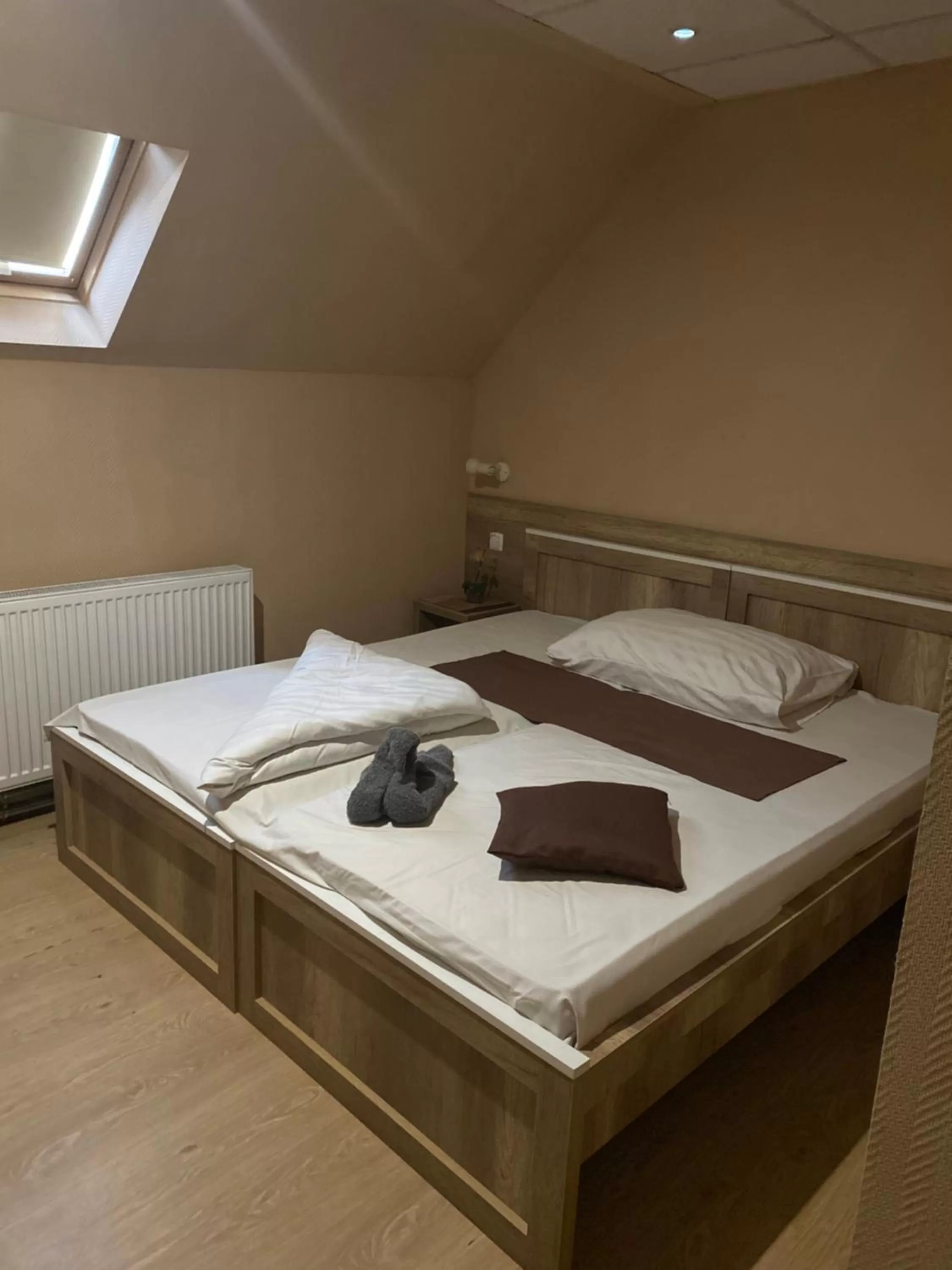 Bed in Abszolút Hotel és Panzió