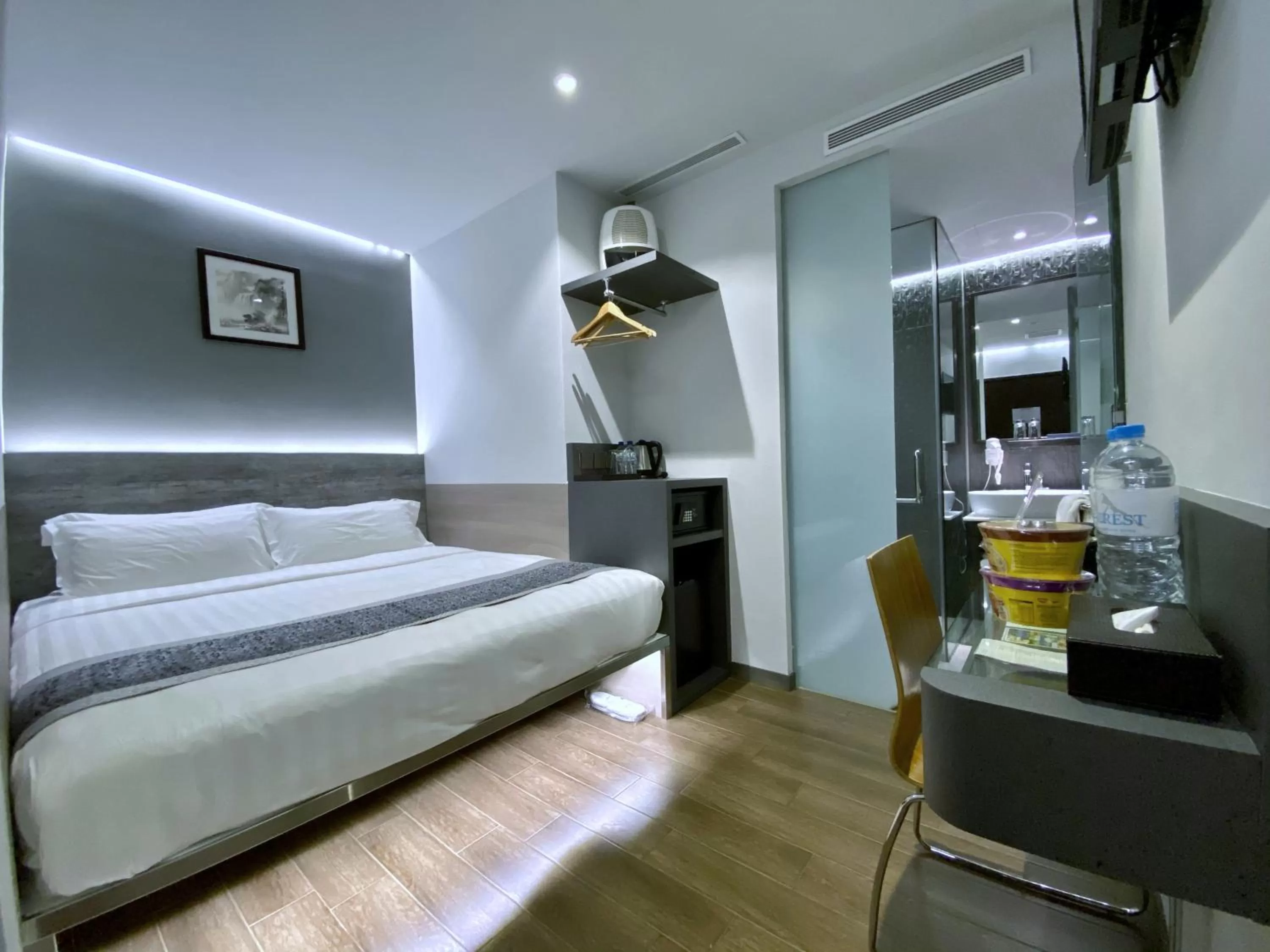 Photo of the whole room, Bed in Bliss Hotel Singapore