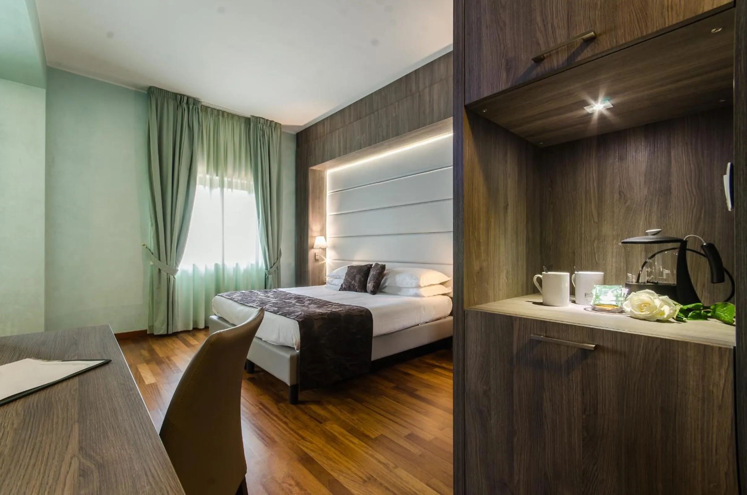 Photo of the whole room, Bed in Hotel Santacroce Meeting