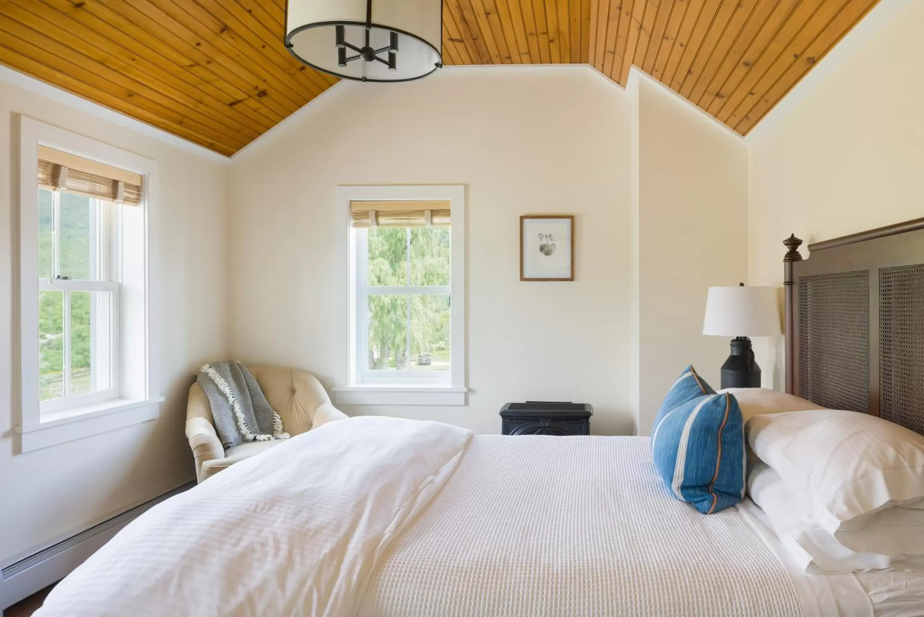 Queen Room in Hill Farm Inn - Manchester Queen Room in Hill Farm Inn - Manchester