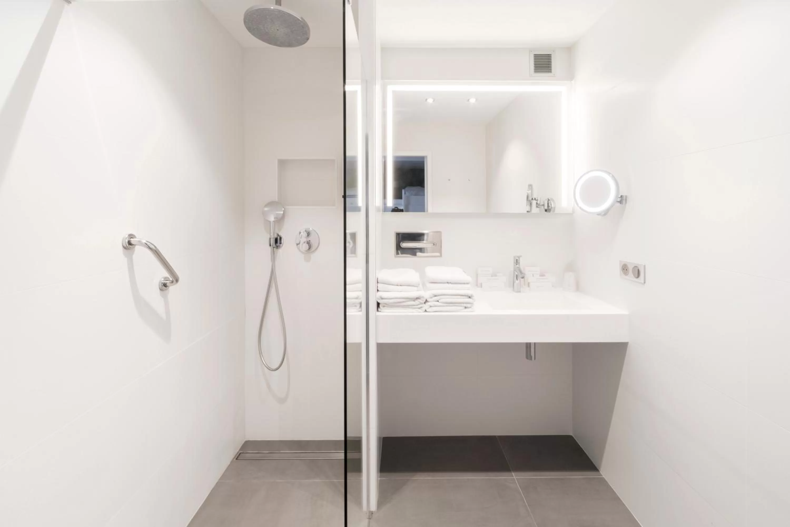 Bathroom in Van der Valk Hotel Saint-Aygulf