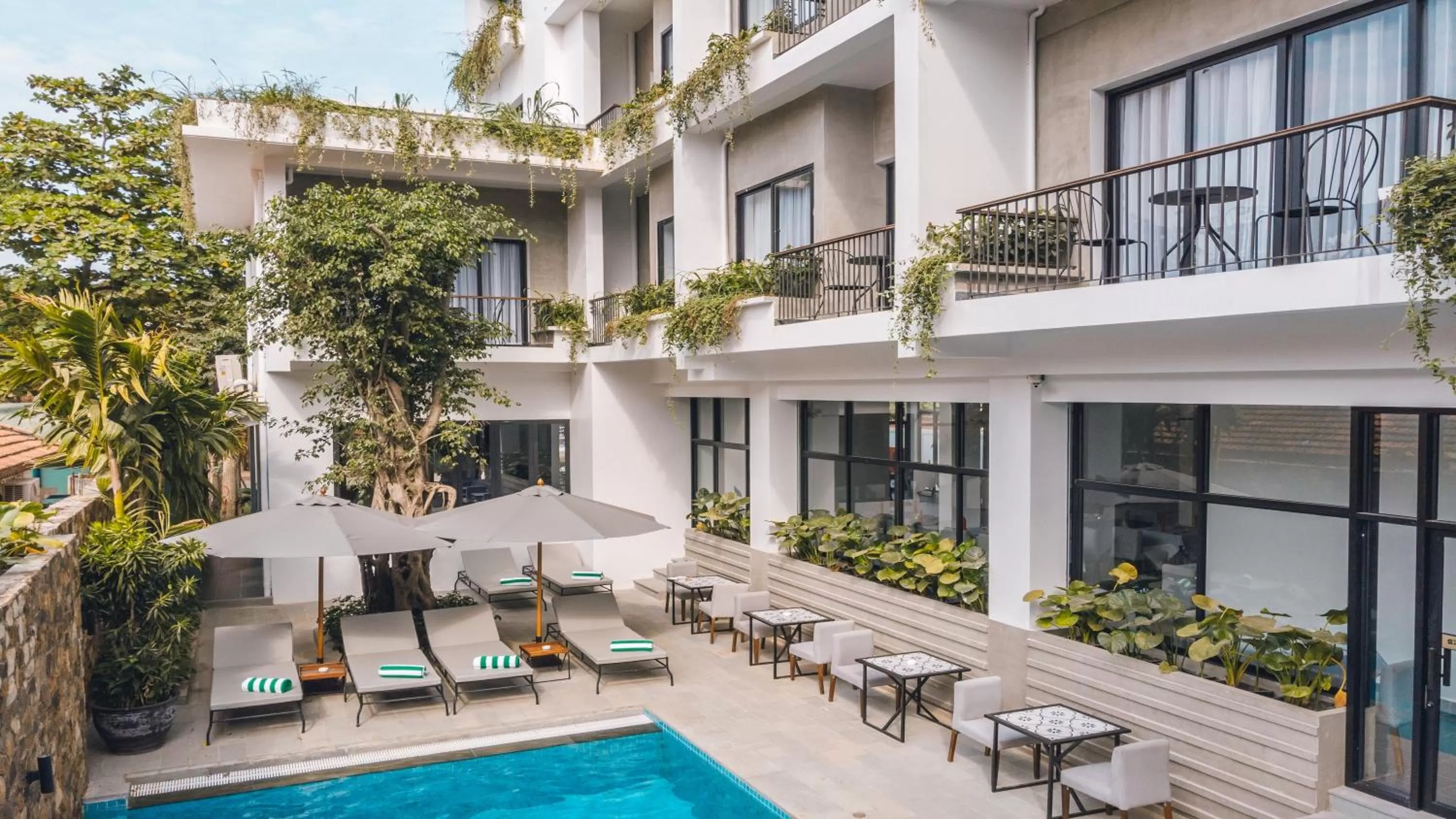 Swimming pool in Angkor Aurora