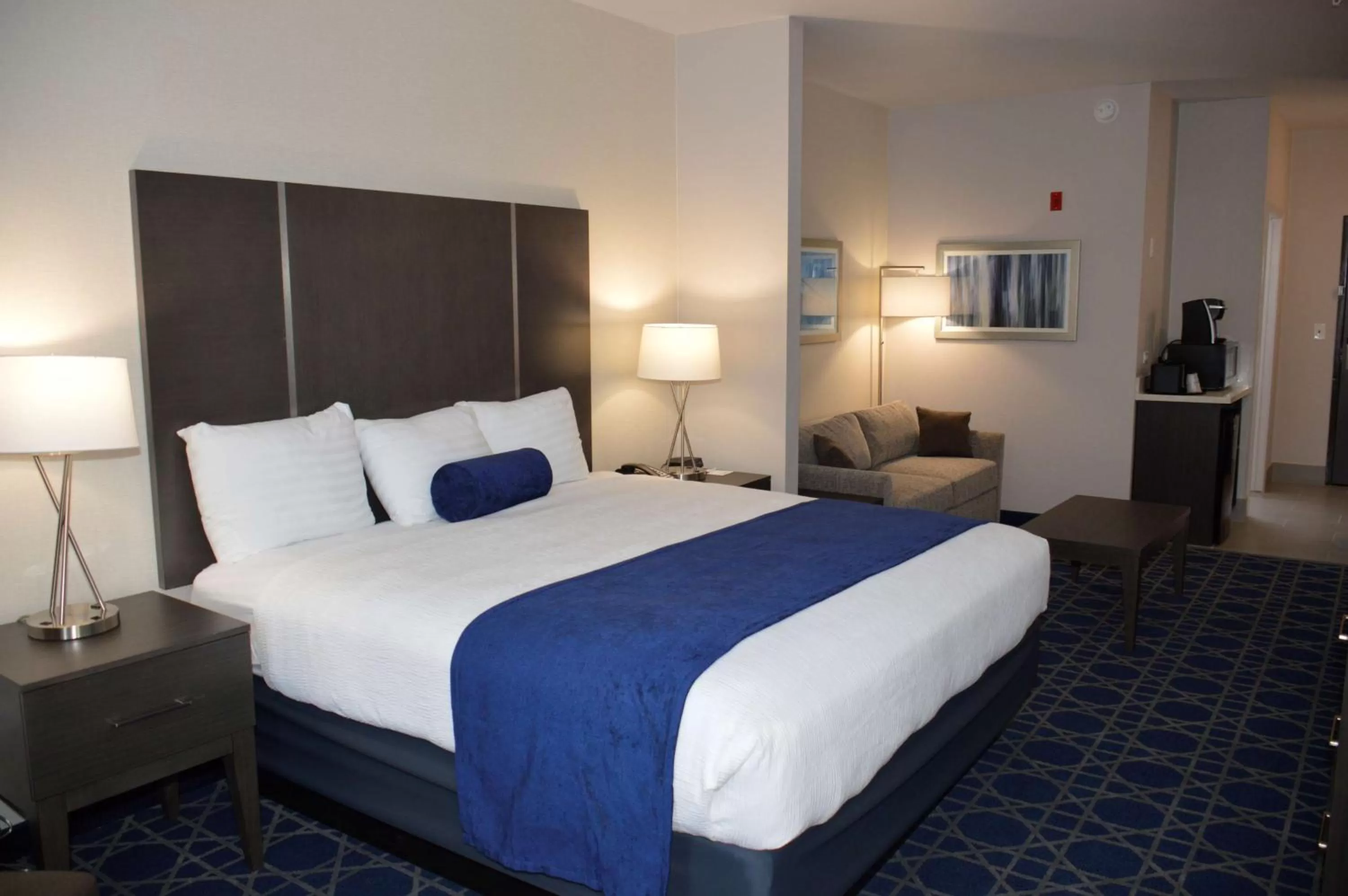 Photo of the whole room, Bed in Garner Hotel Longview South by IHG