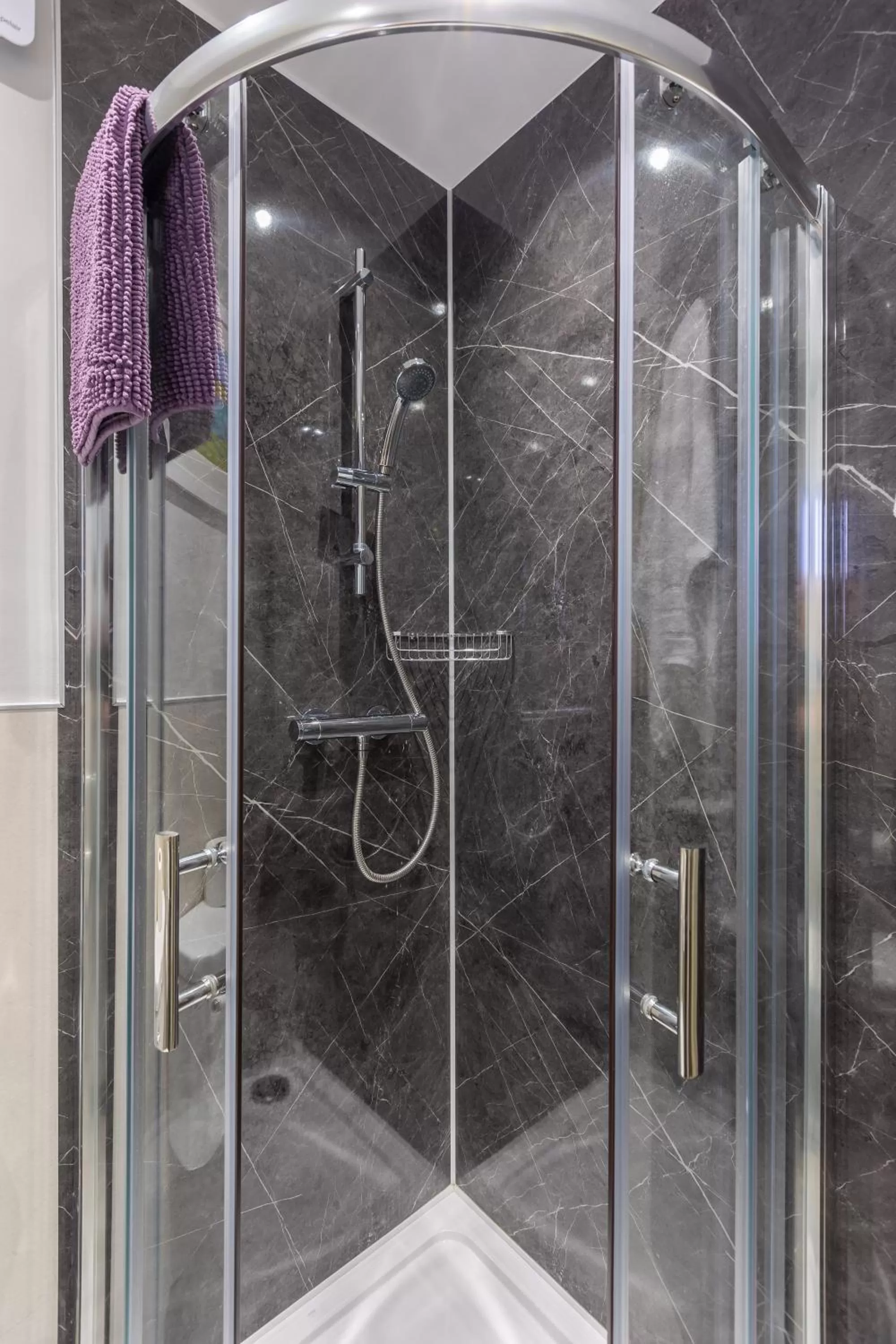 Shower in The Black Swan Inn