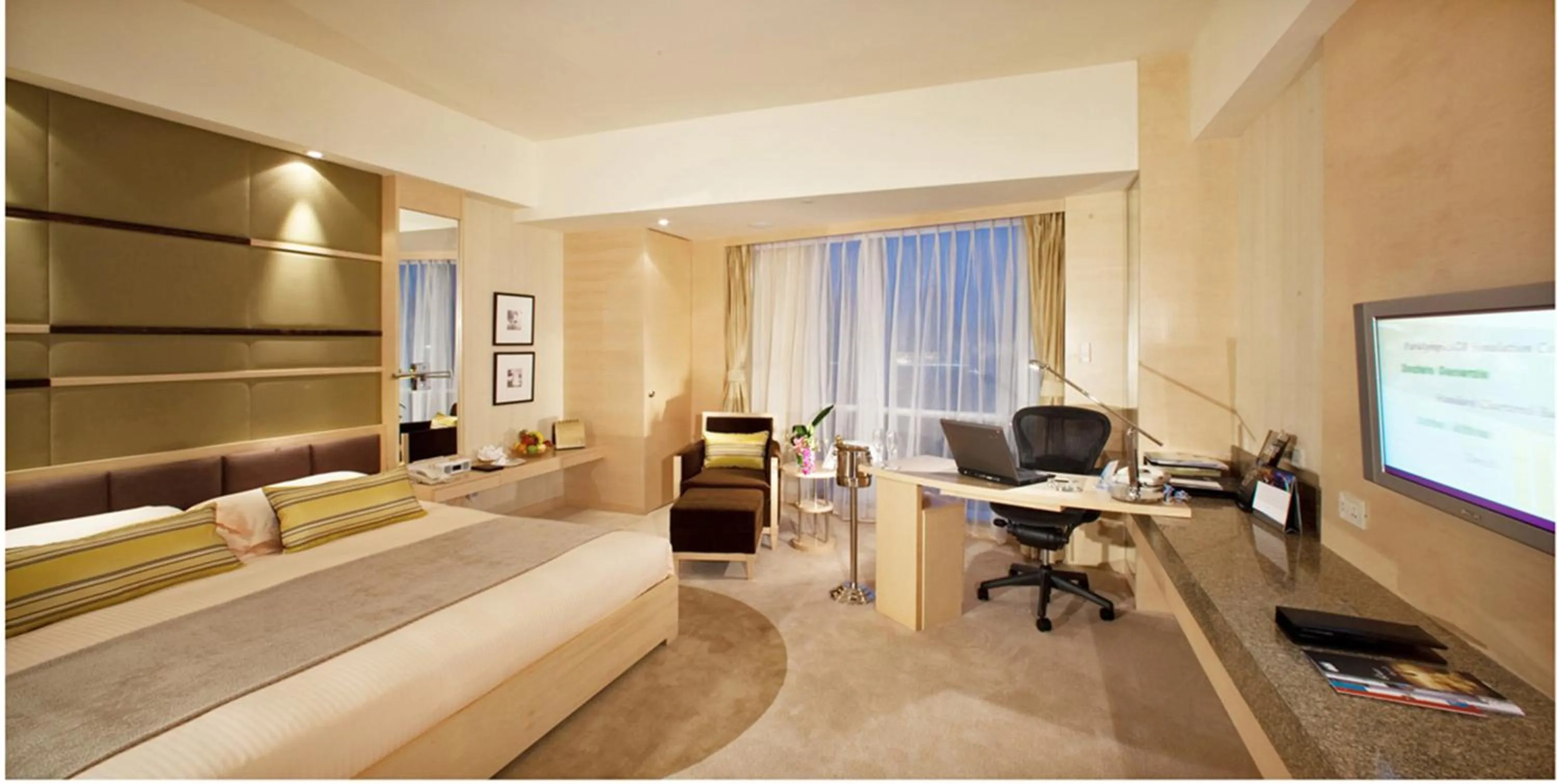 Bedroom, TV/Entertainment Center in Juss Hengshan HotelFormer Regal International East Asia Hotel