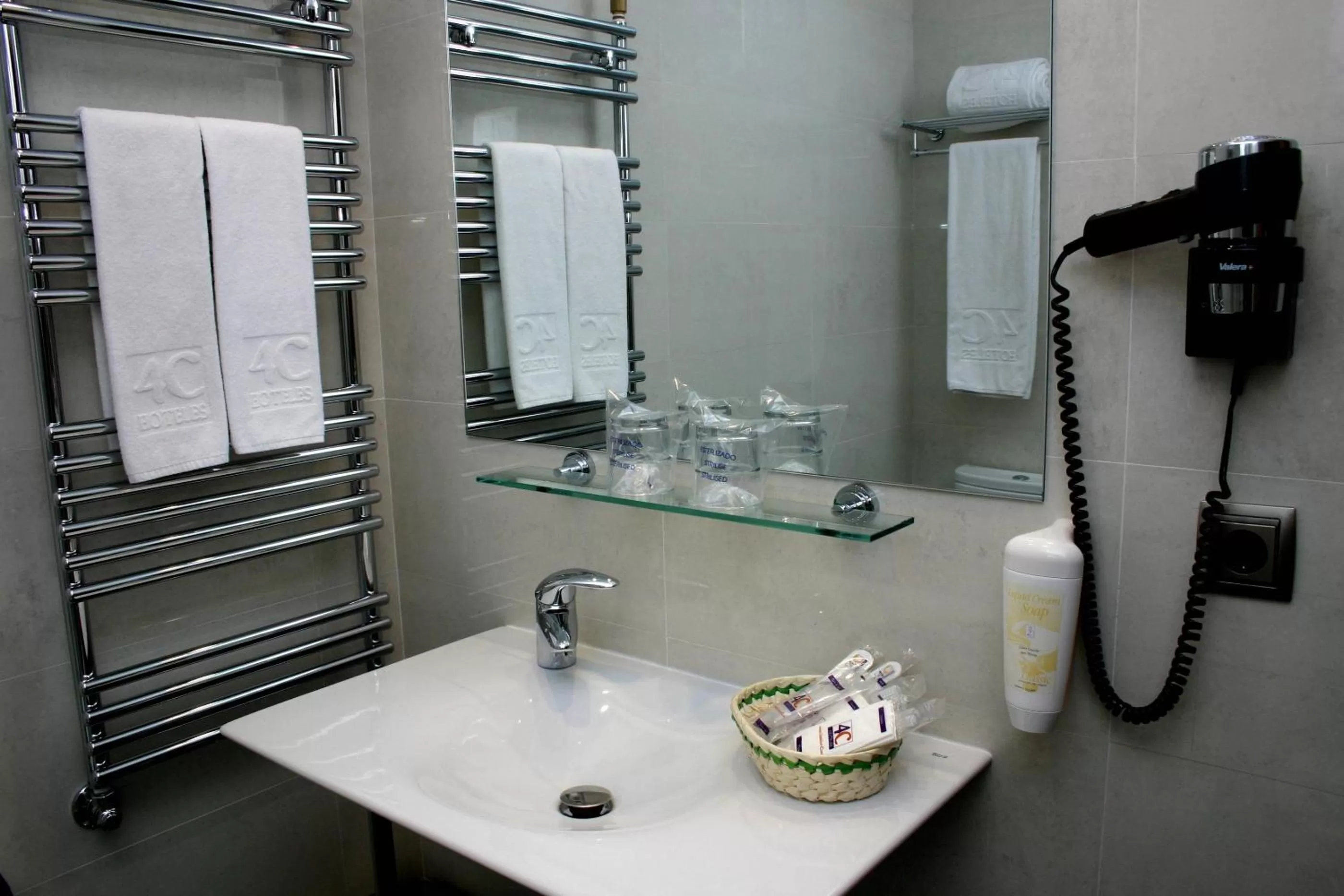 Bathroom in 4C Bravo Murillo