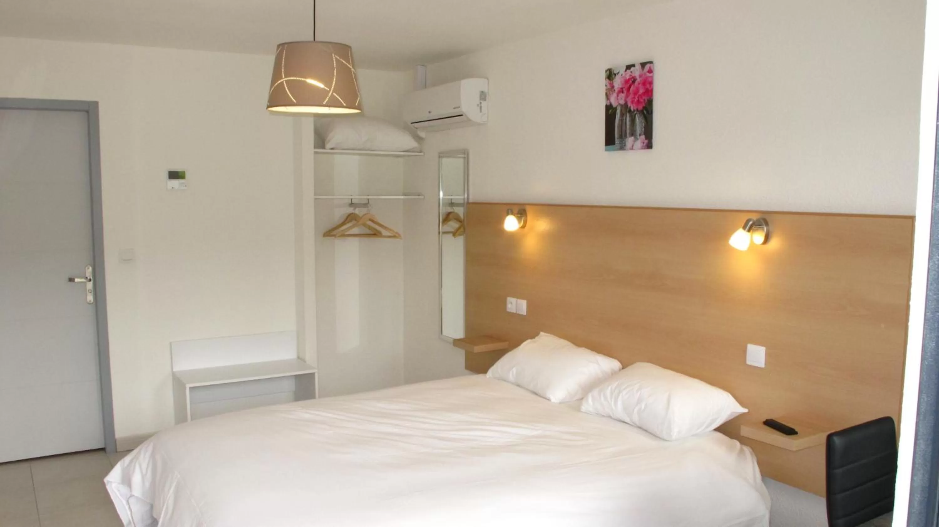 Bed in Hôtel Le 15 Périgueux