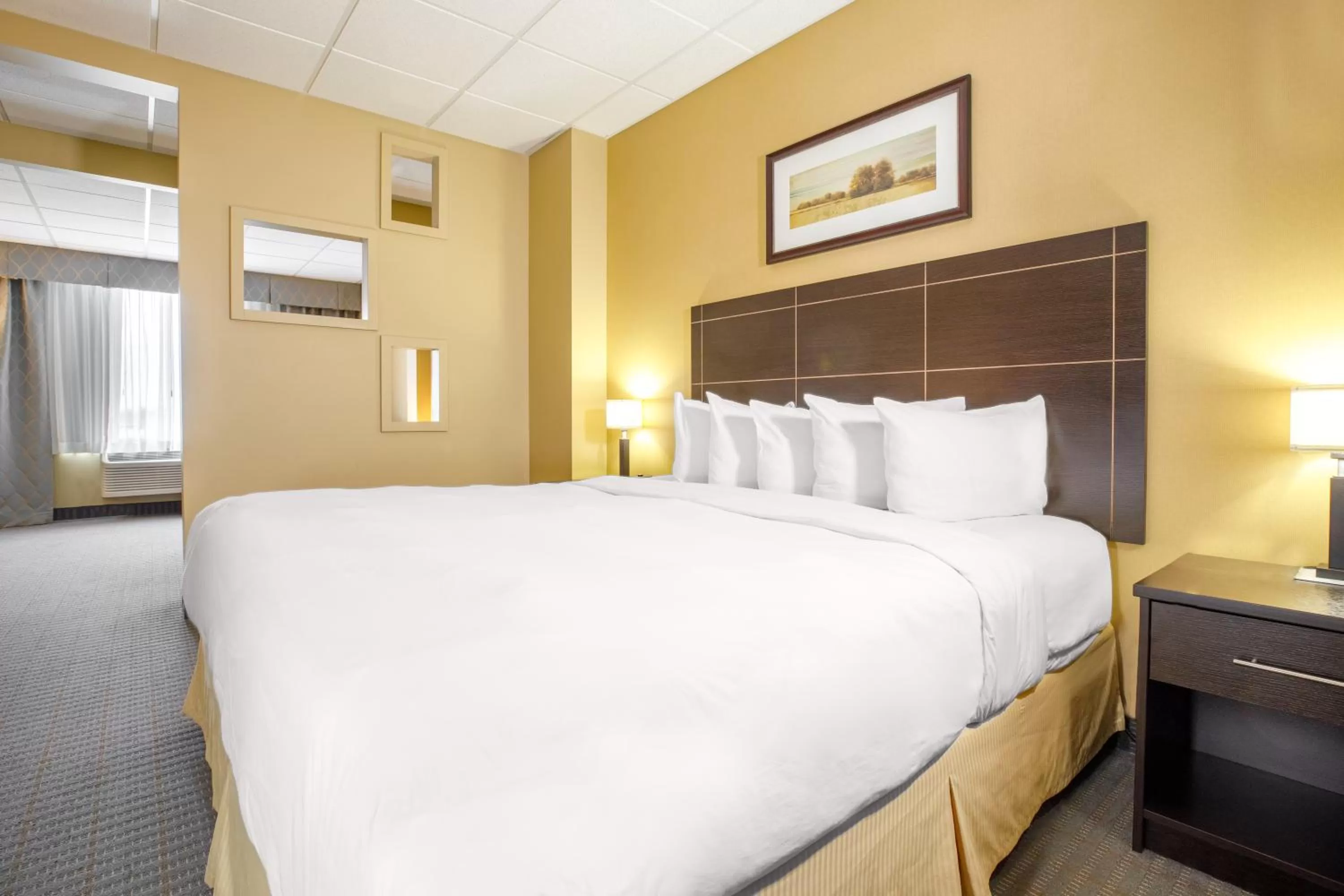 Bedroom, Bed in Quality Inn & Suites Victoriaville