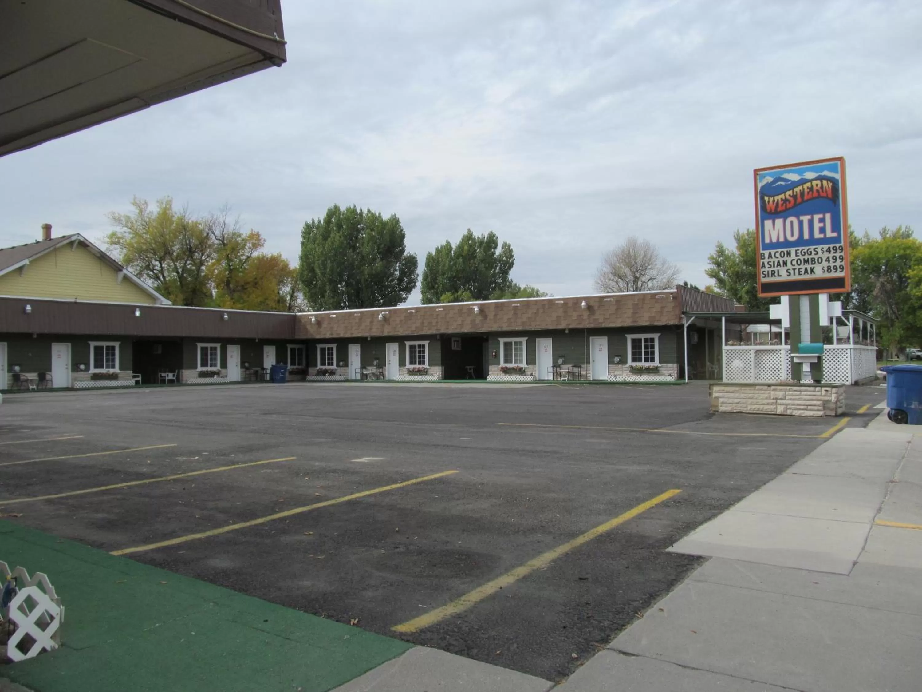 Parking in Western Motel