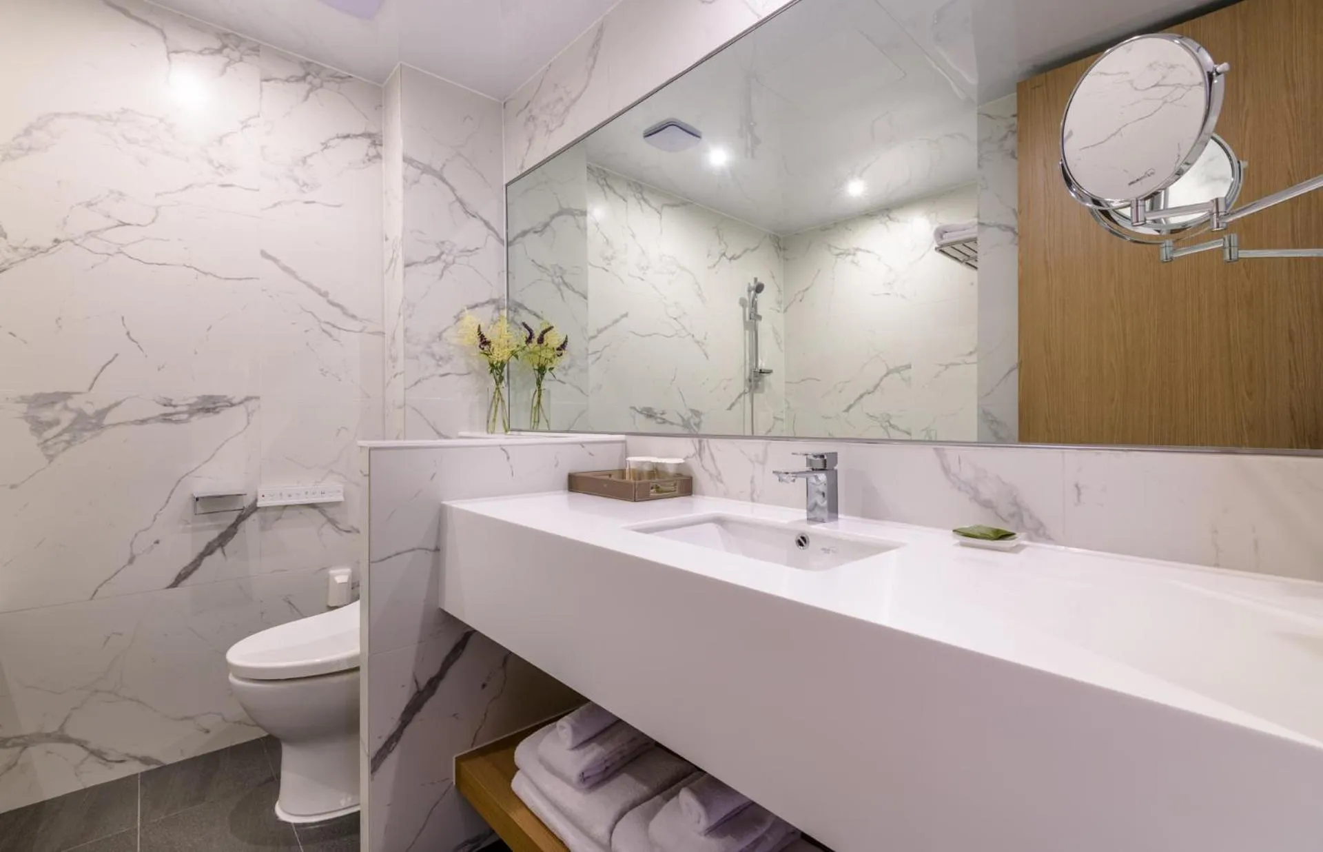 Shower in The Grand Sumorum