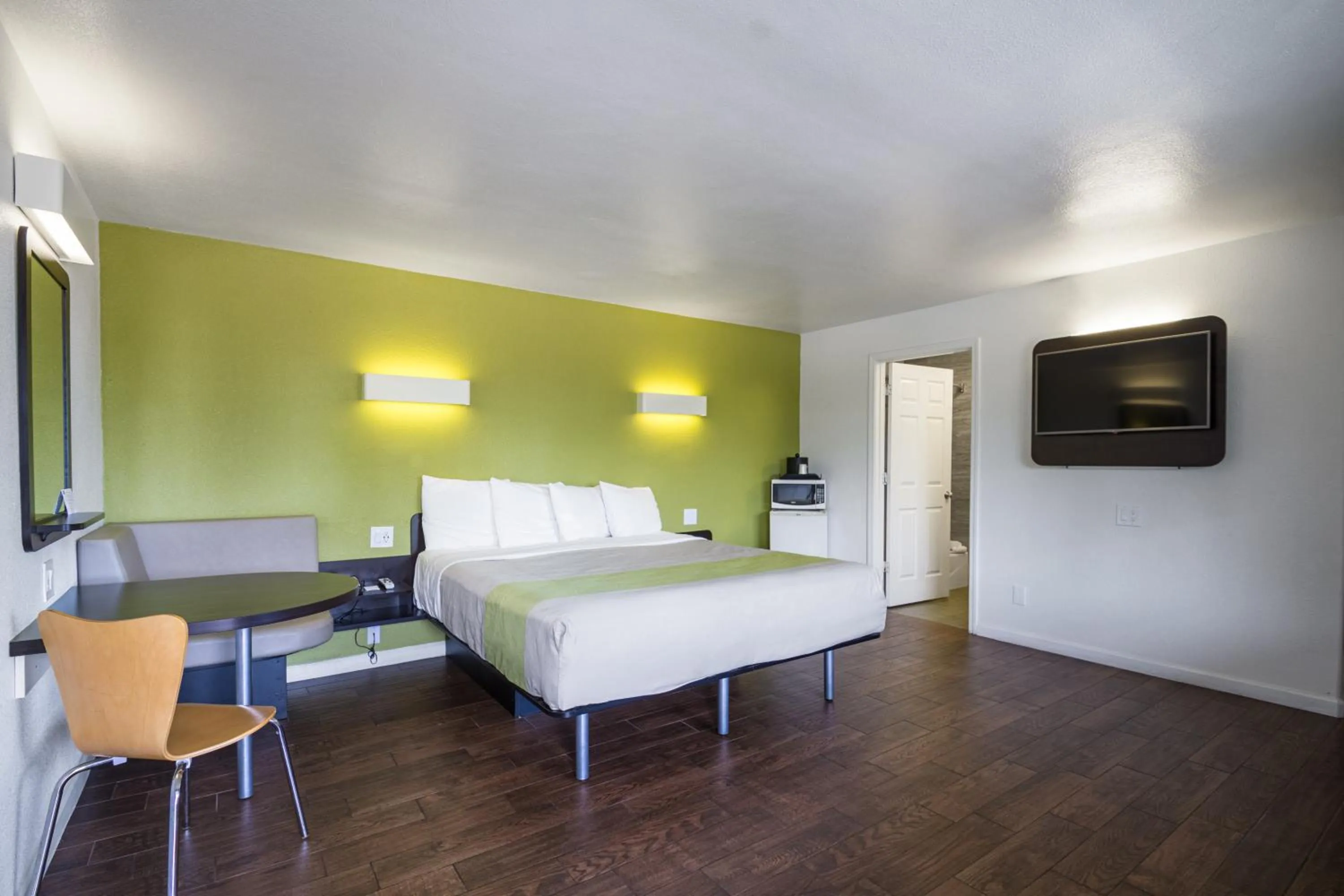 TV and multimedia, Bed in Motel 6 - Downtown Monterey