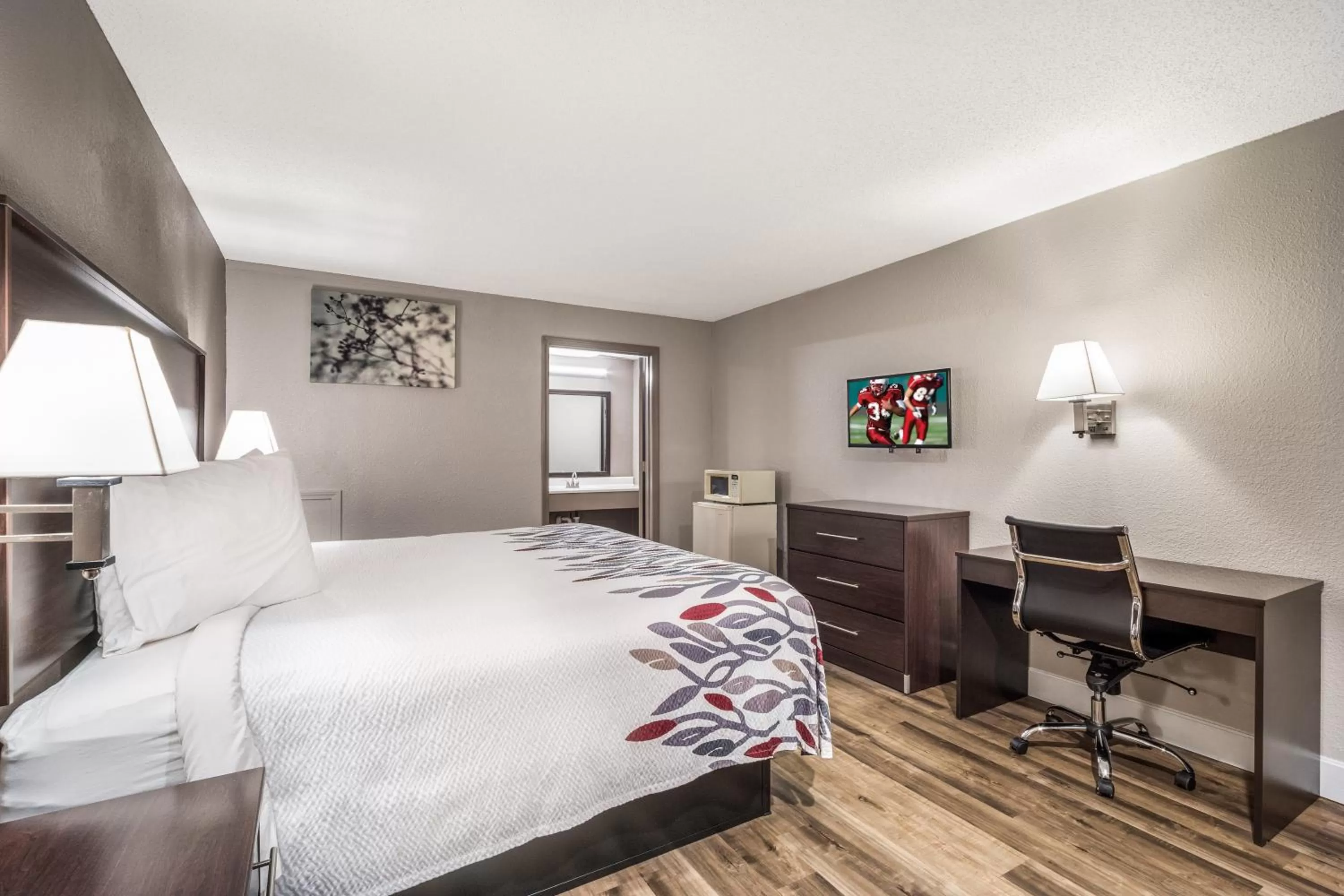 Photo of the whole room, Bed in Red Roof Inn Sumter