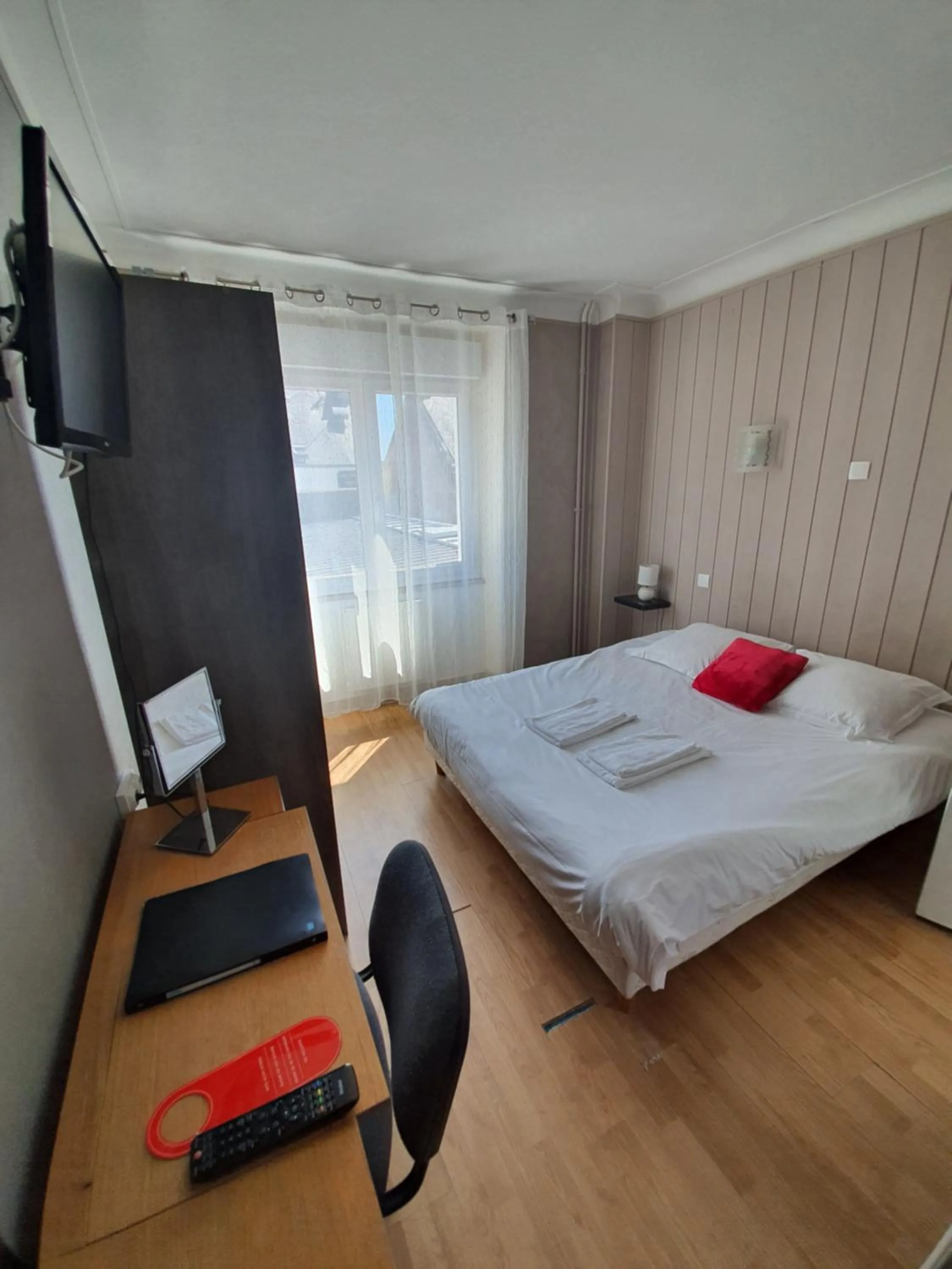 Photo of the whole room, Bed in La Marine