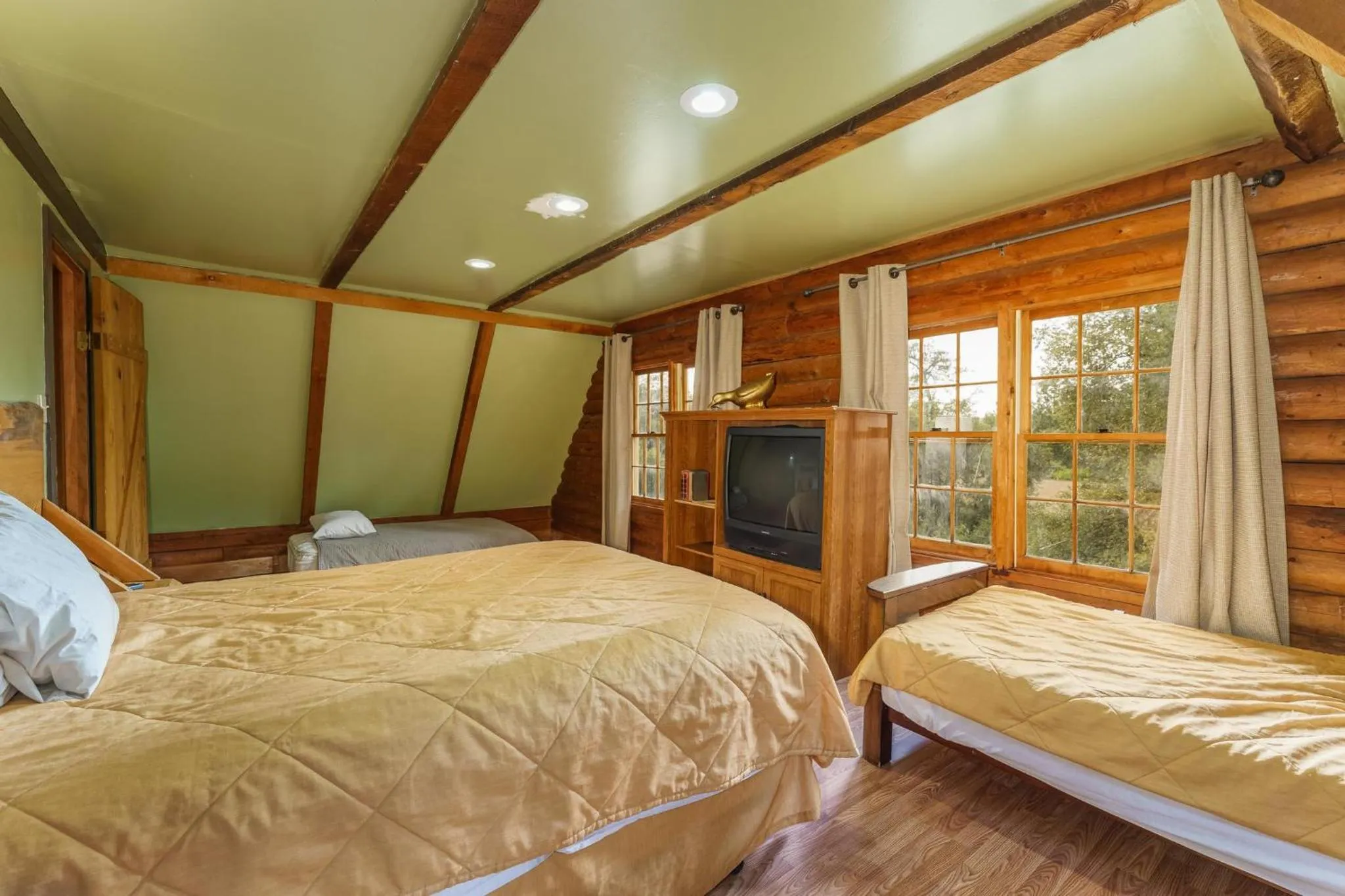 Bed in Mountain Trail Lodge and Vacation Rentals