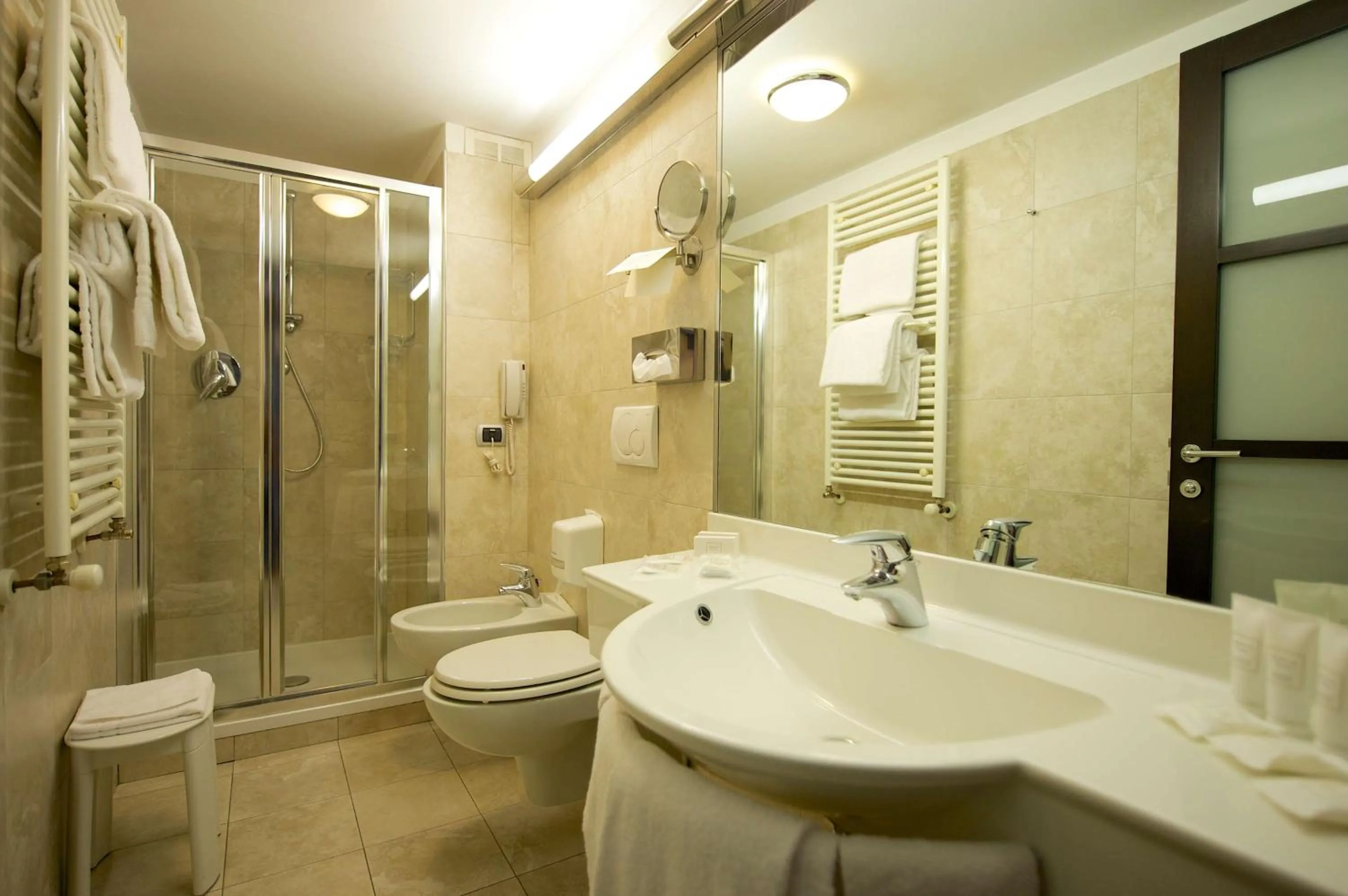 Shower in Best Western Crystal Palace Hotel