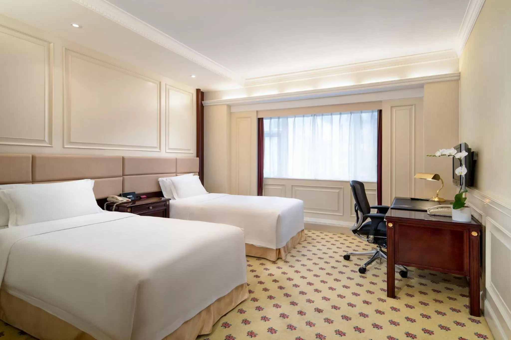 Photo of the whole room, Bed in Crowne Plaza Hotel & Suites Landmark Shenzhen by IHG