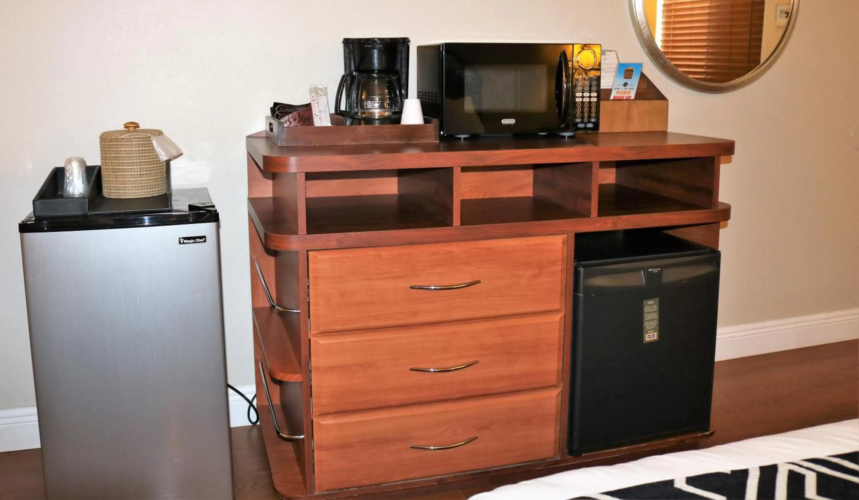 Bathroom, TV/Entertainment Center in Monte Carlo Inn- Near Disney