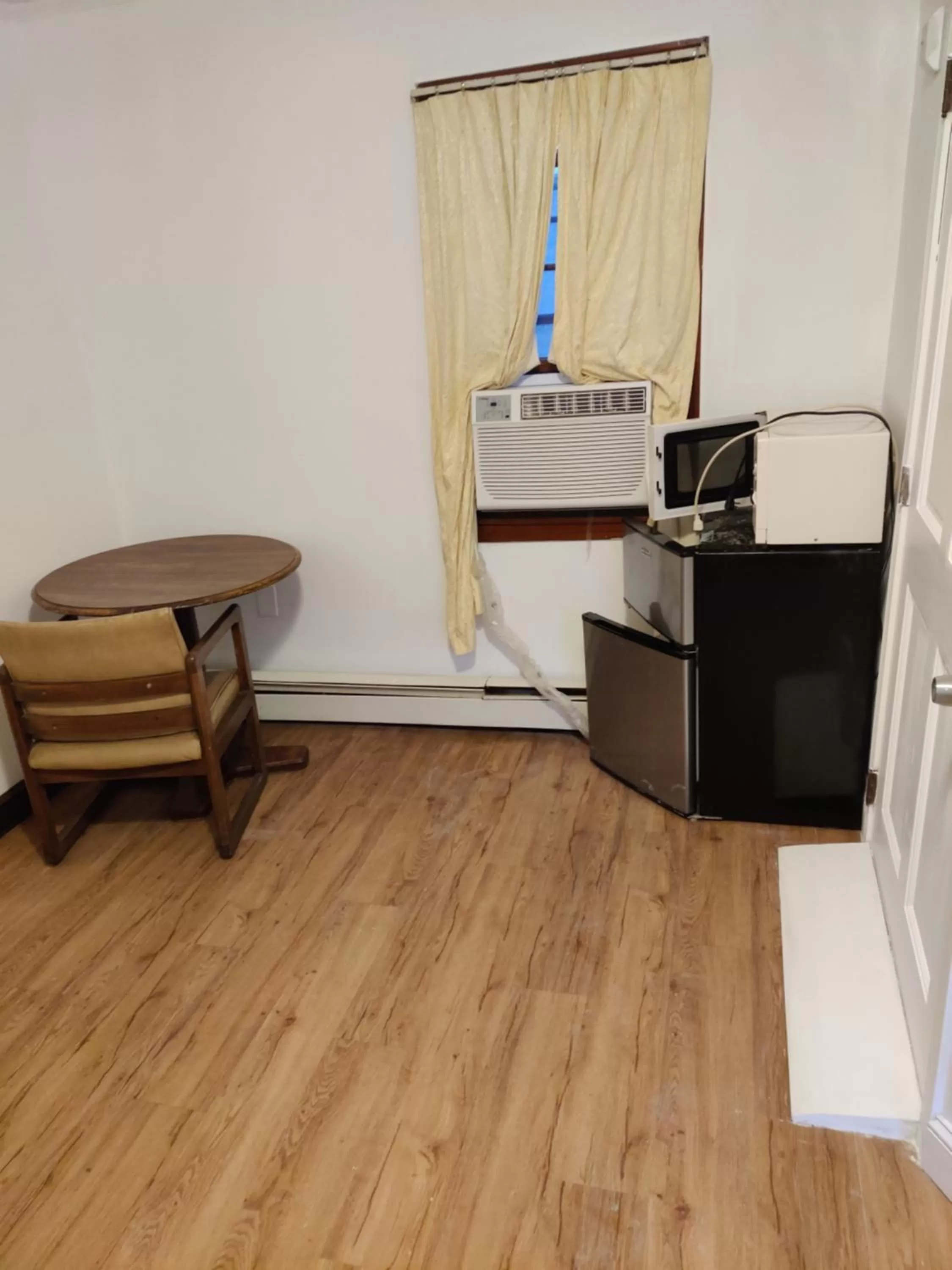 TV/Entertainment Center in Cadet Motel