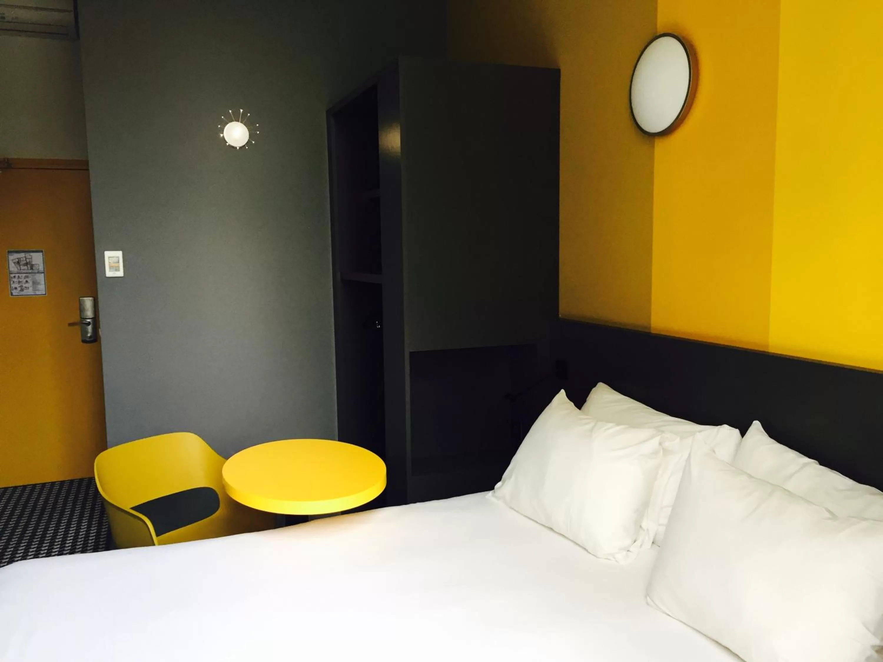 Photo of the whole room, Bed in ibis Styles Marseille Vieux Port