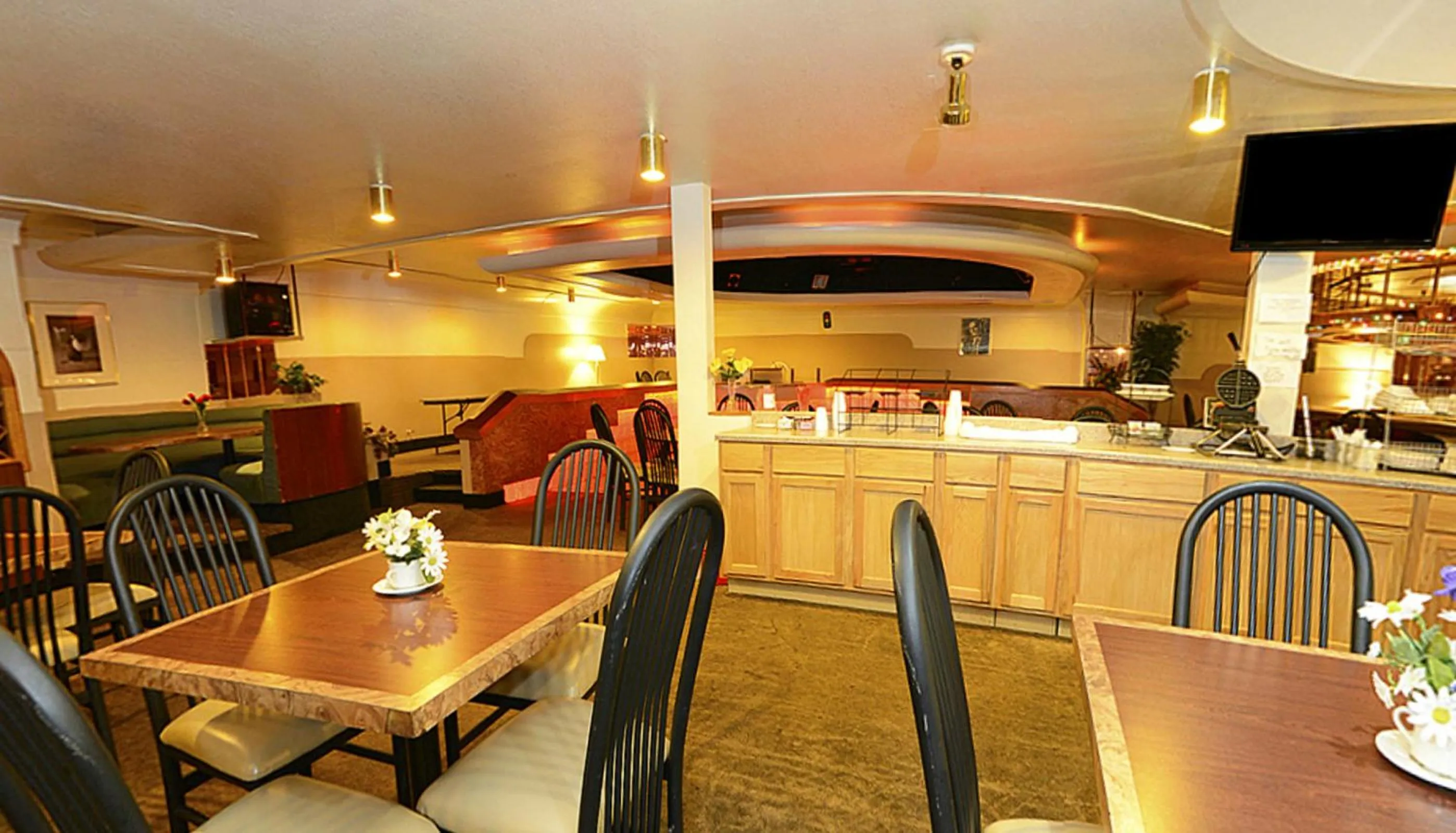 Lounge or bar in Howard Johnson by Wyndham Saint Joseph Benton Harbor