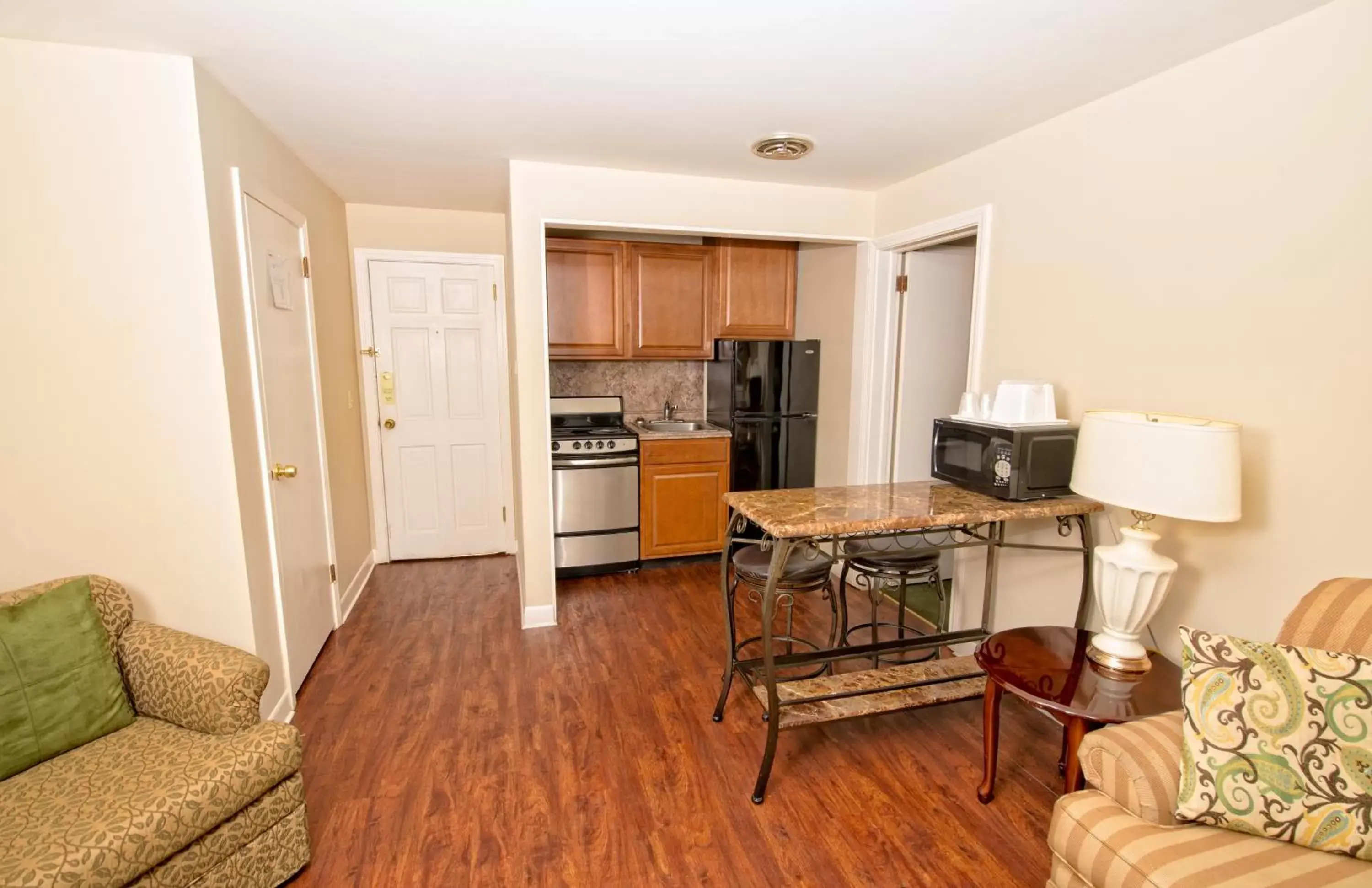 Queen Suite - Non-Smoking in Colonial Inn Seekonk Queen Suite - Non-Smoking in Colonial Inn Seekonk