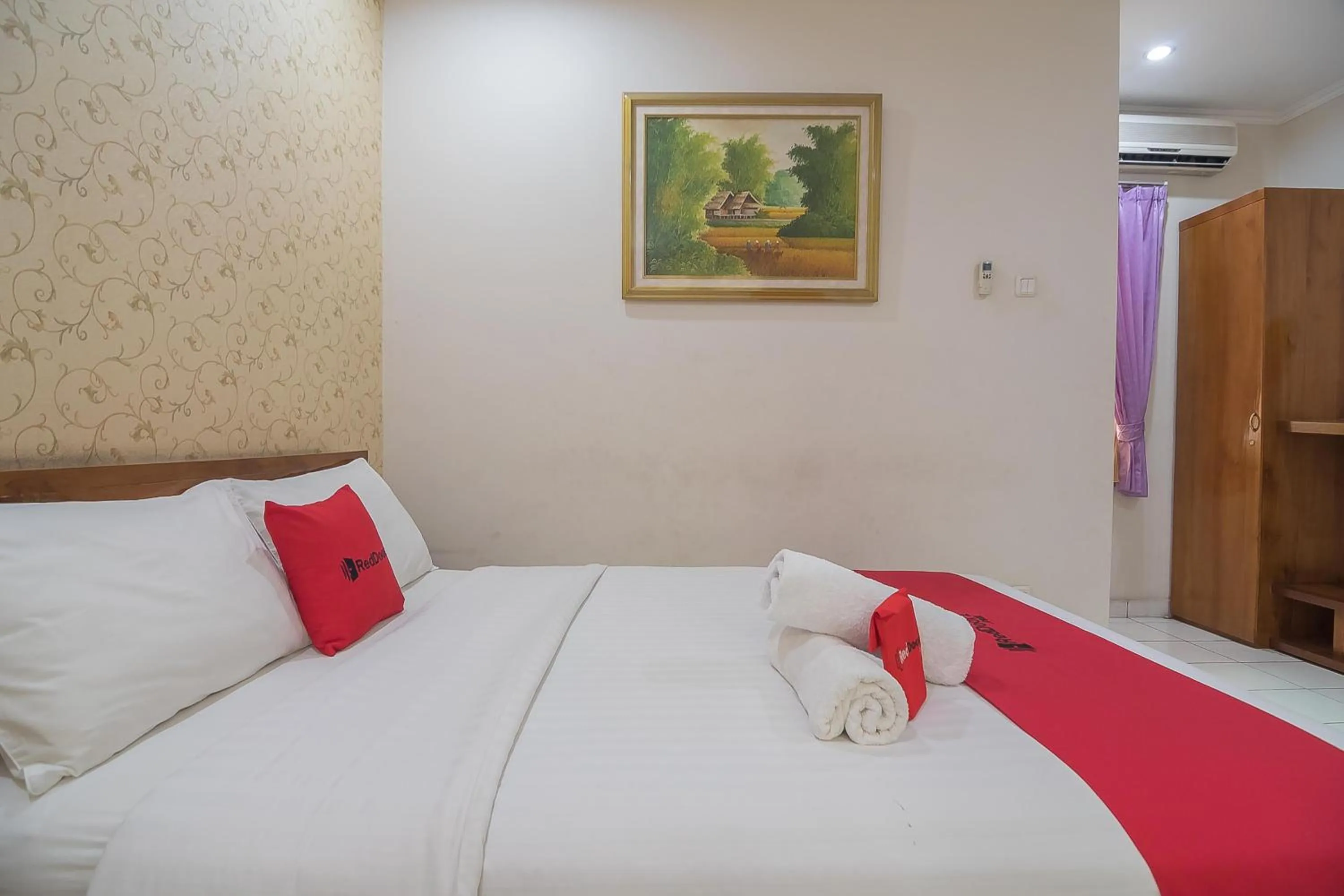 Bedroom, Bed in RedDoorz at Amellia Pasteur Bandung