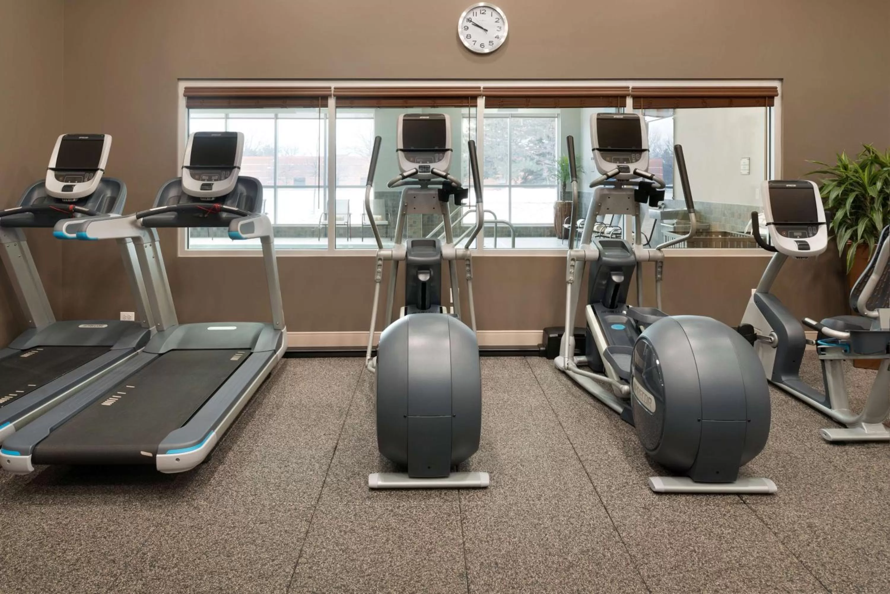 Fitness centre/facilities in Embassy Suites by Hilton Chicago Naperville