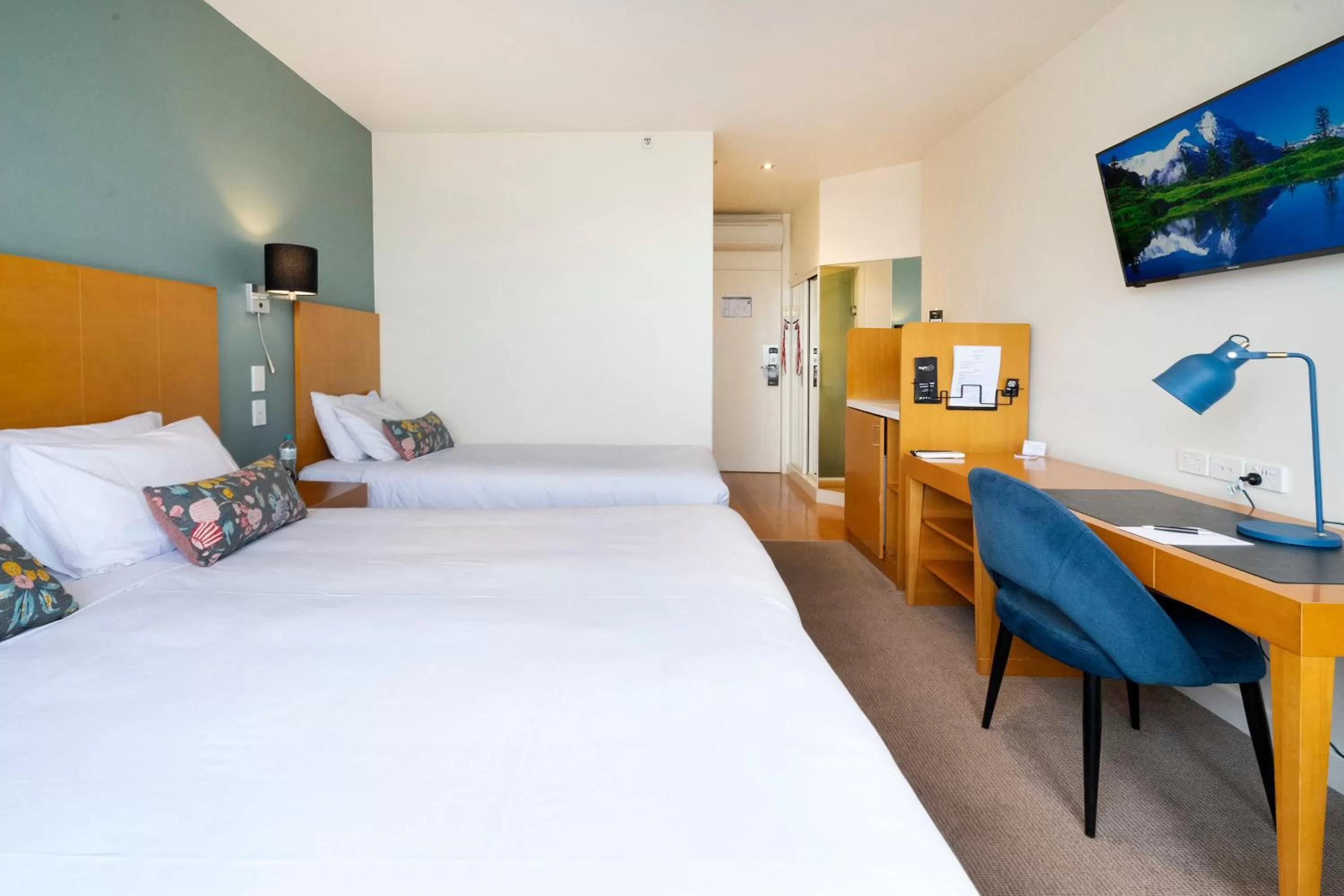 Photo of the whole room, Bed in Nightelier Devonport Gateway Hotel